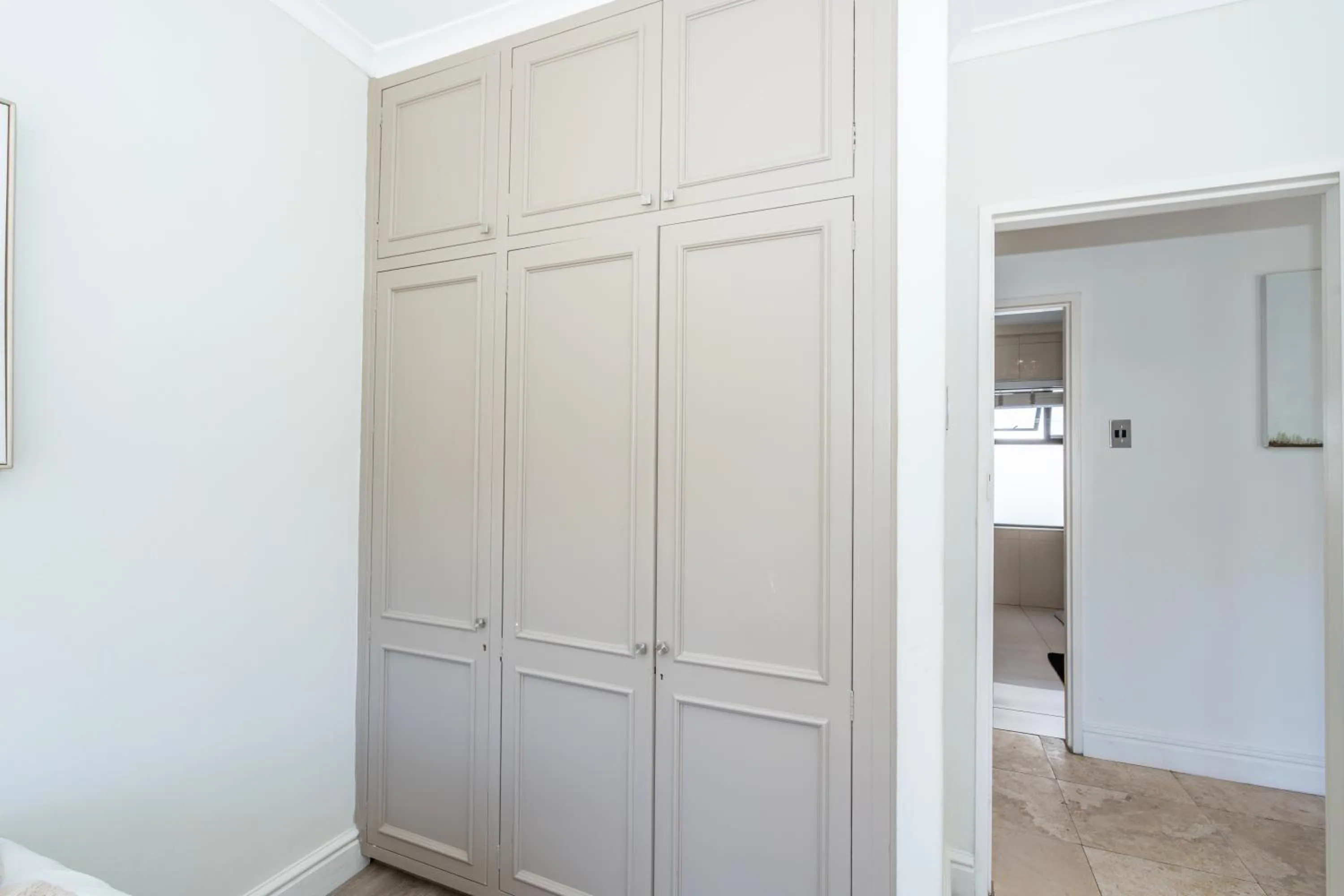 wardrobe in 2 On Lismore Guesthouse