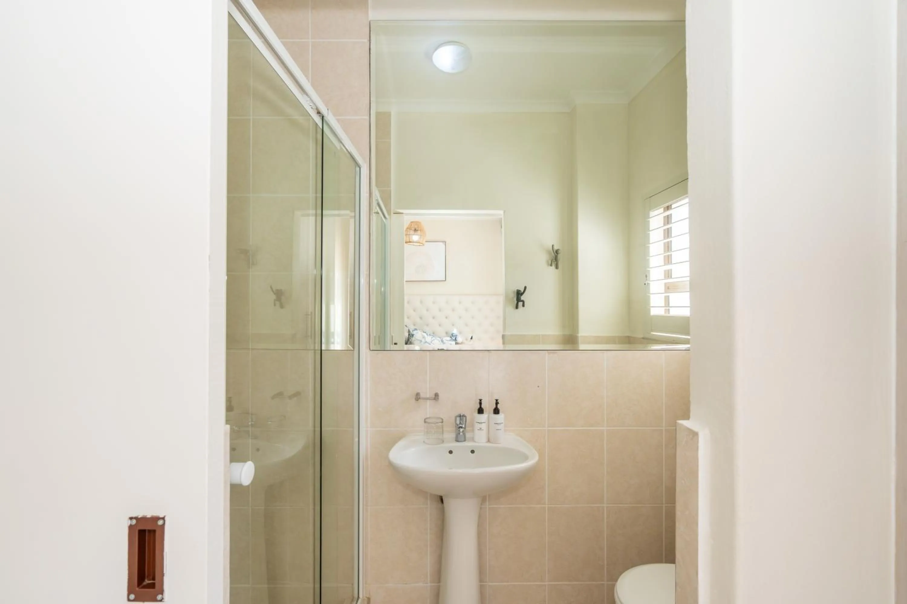 Shower in 2 On Lismore Guesthouse