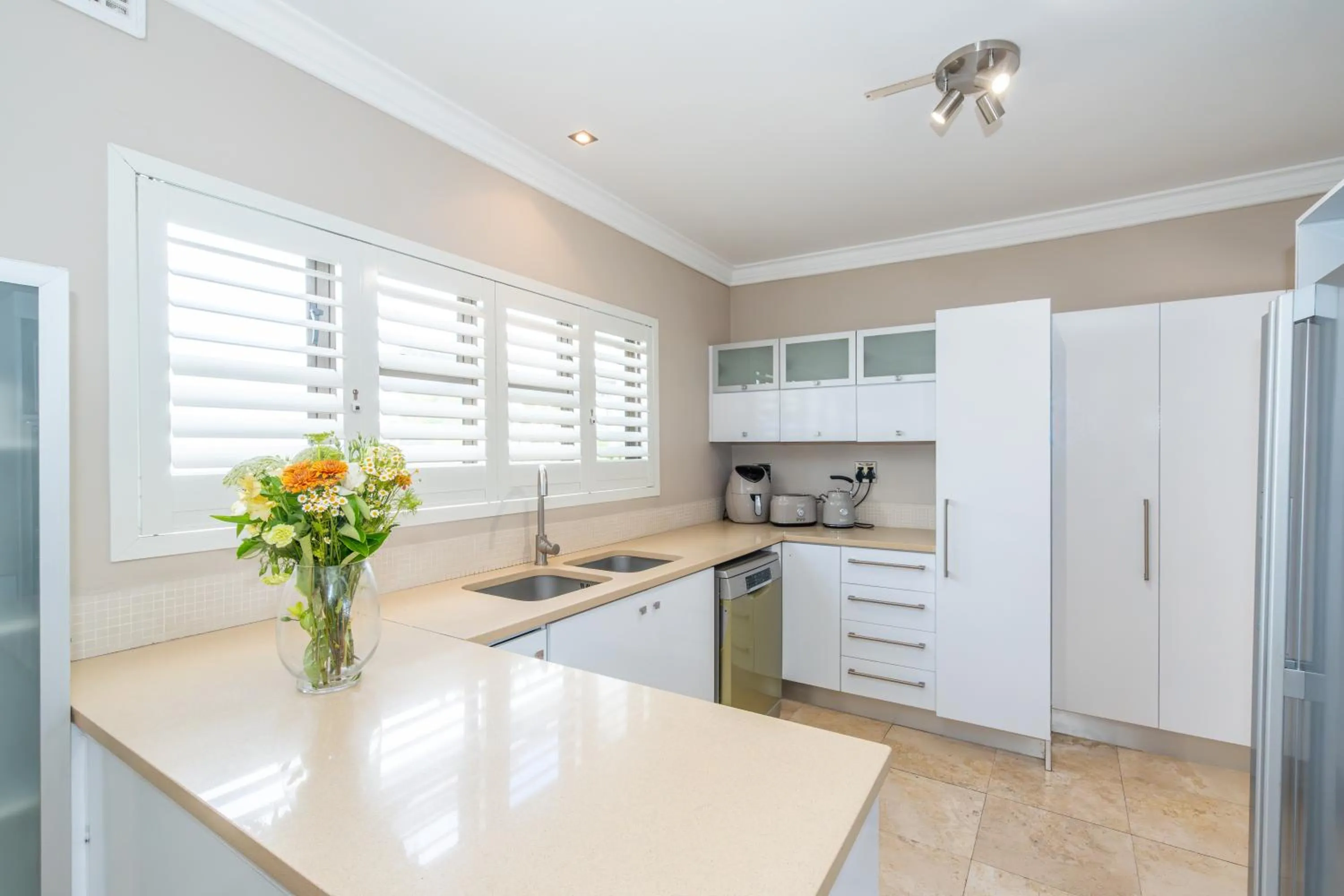 Kitchen or kitchenette in 2 On Lismore Guesthouse