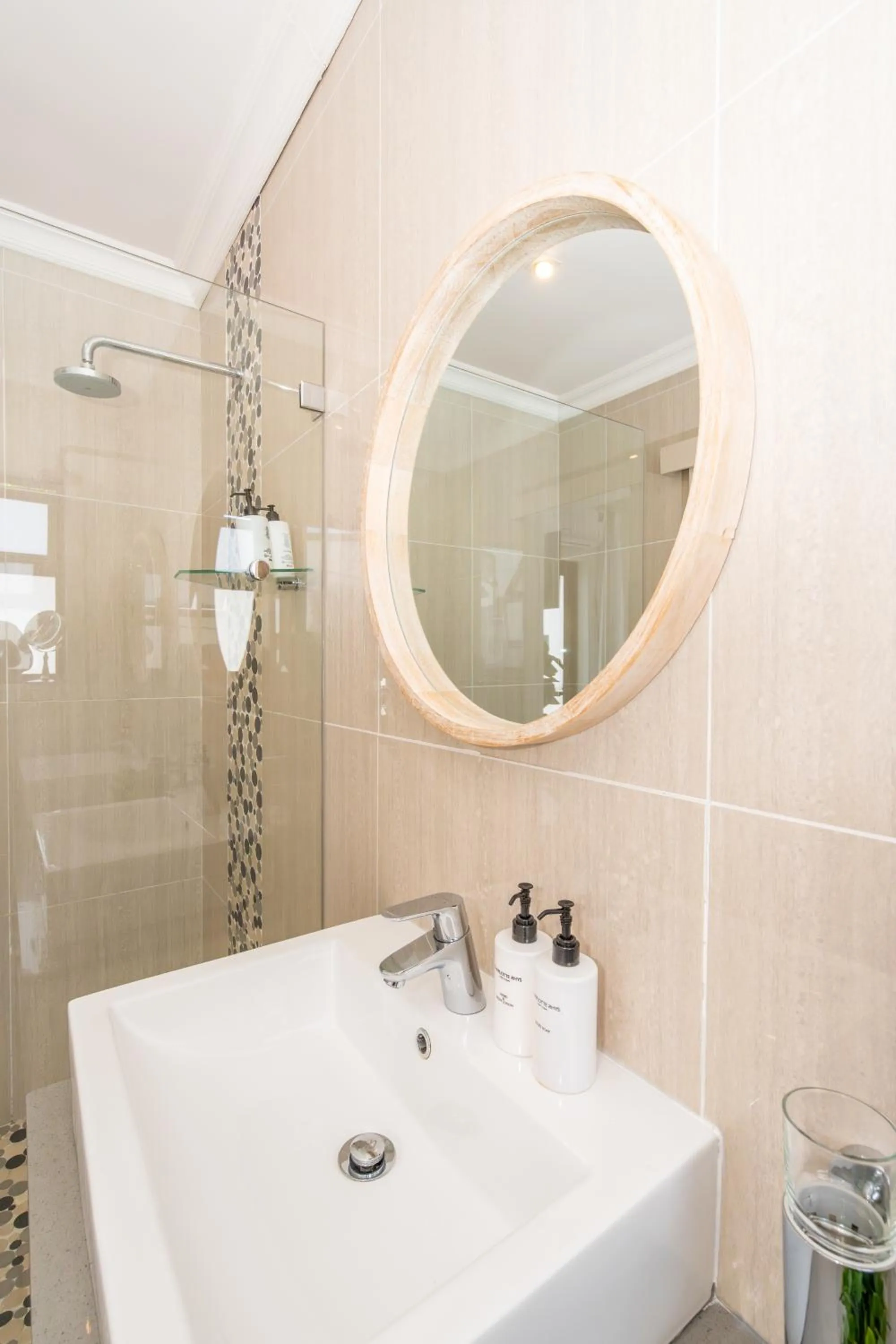 Shower in 2 On Lismore Guesthouse