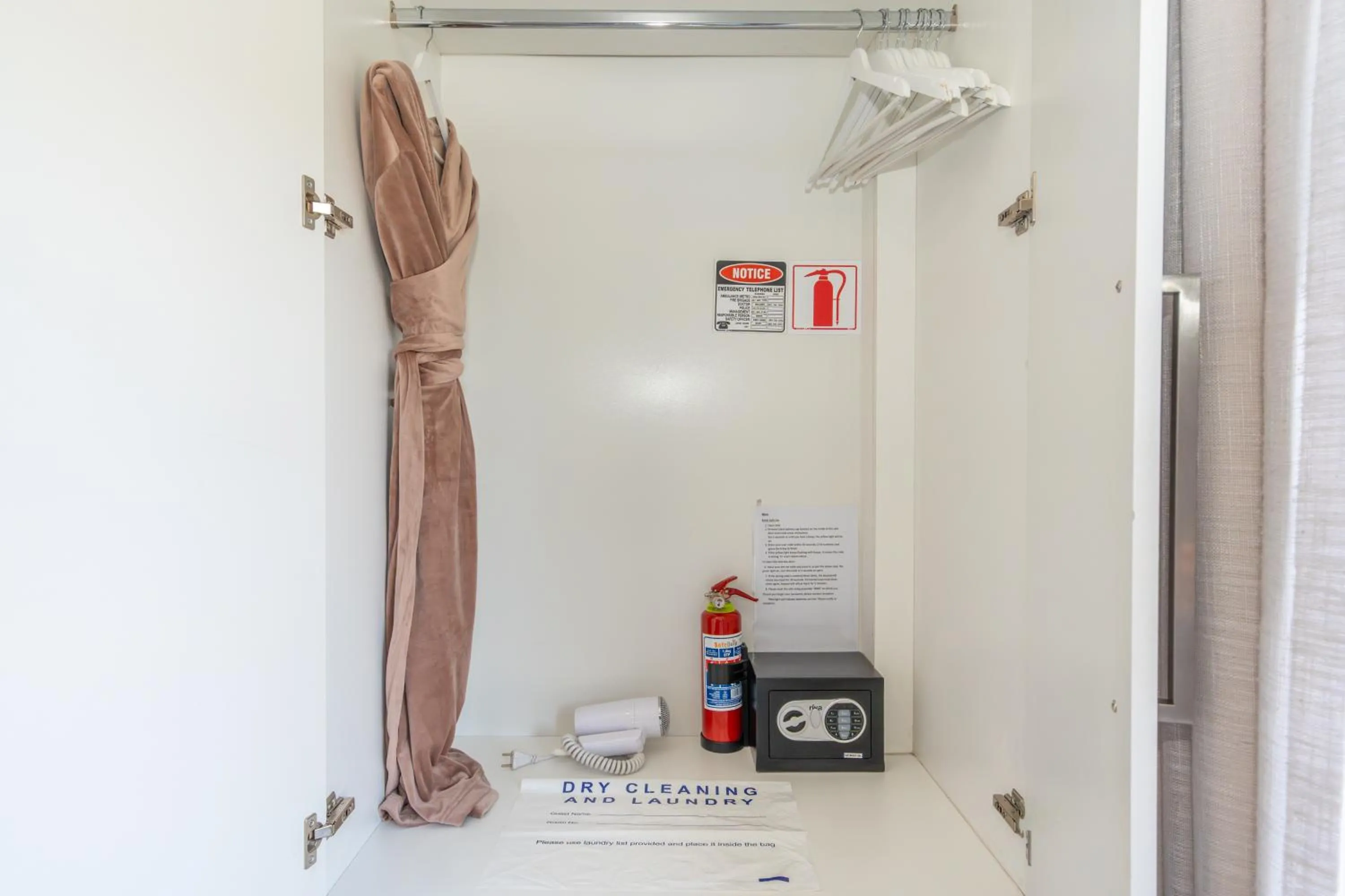 wardrobe in 2 On Lismore Guesthouse