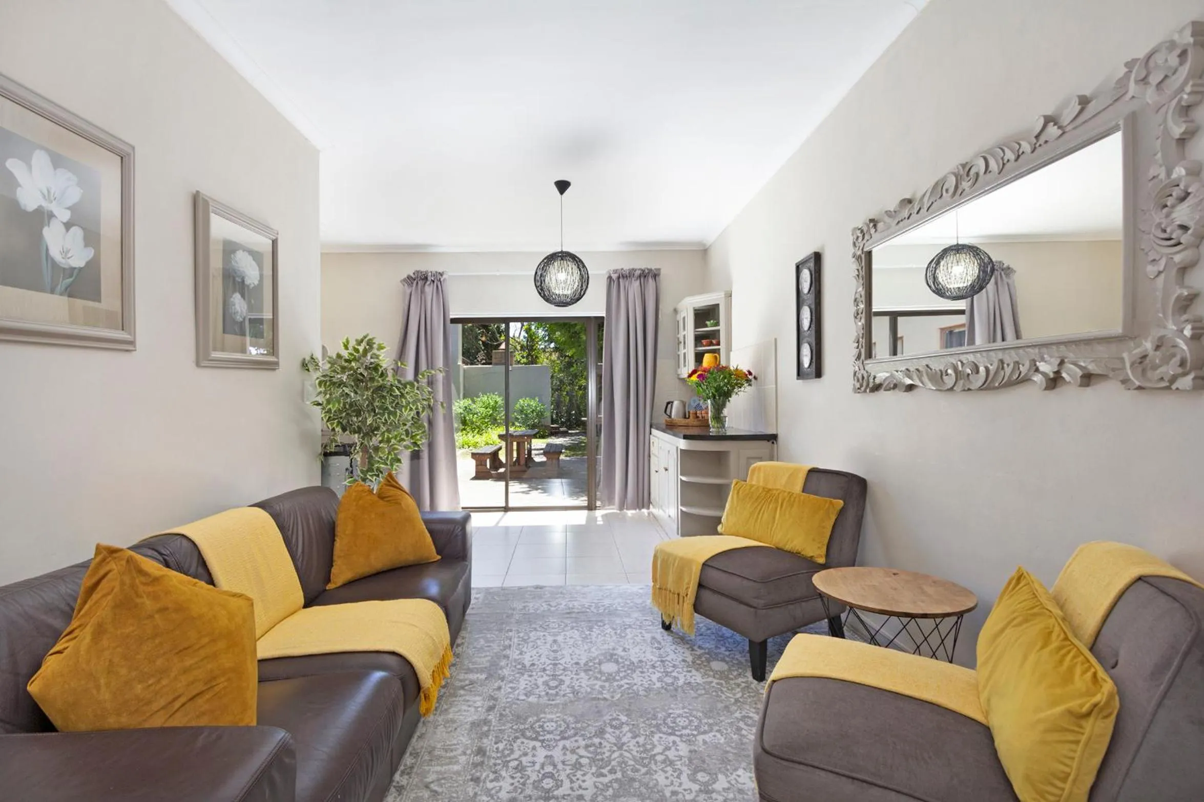 Three-Bedroom Apartment in 2 On Lismore Guesthouse