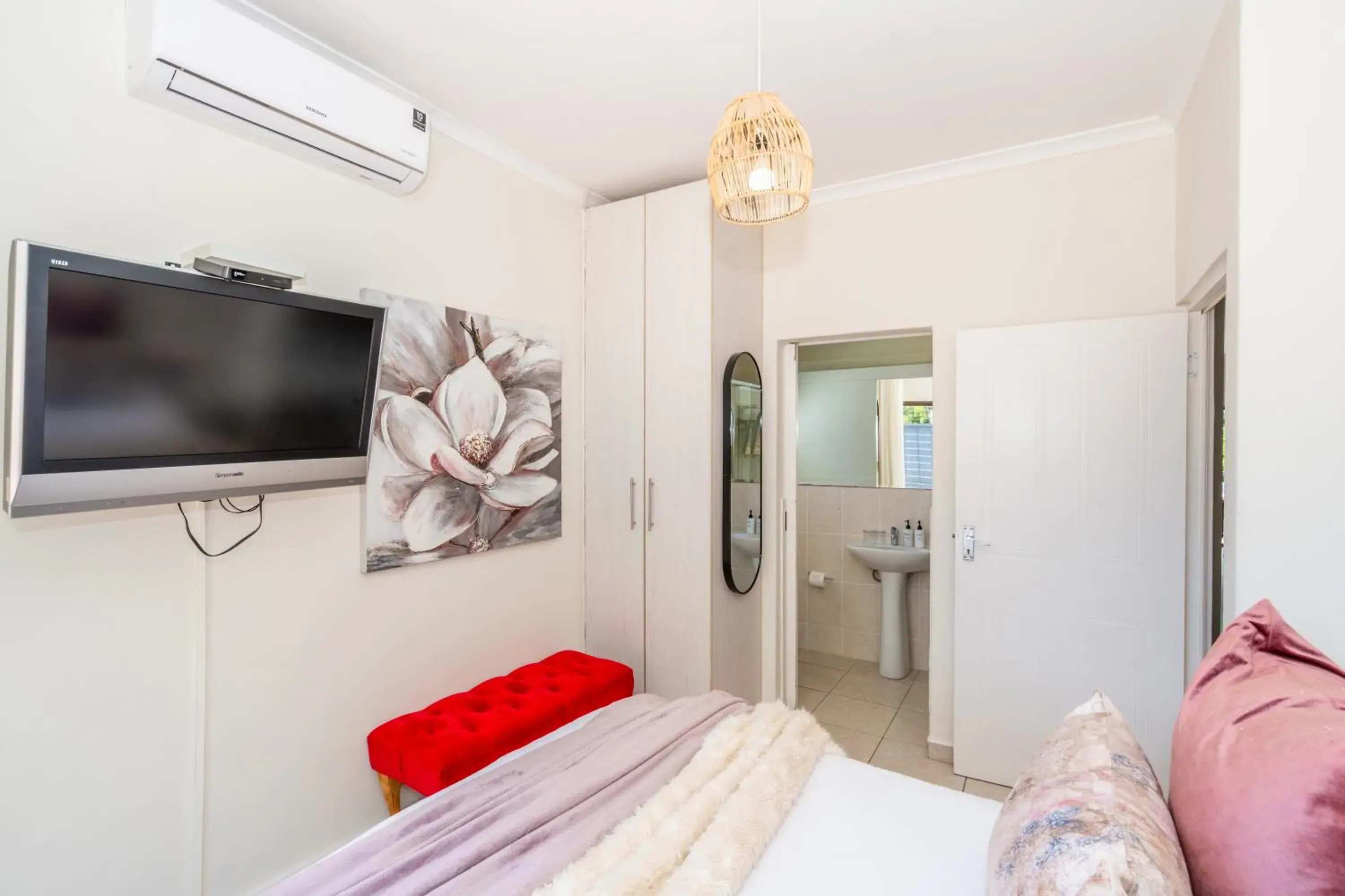 Three-Bedroom Apartment in 2 On Lismore Guesthouse Three-Bedroom Apartment in 2 On Lismore Guesthouse