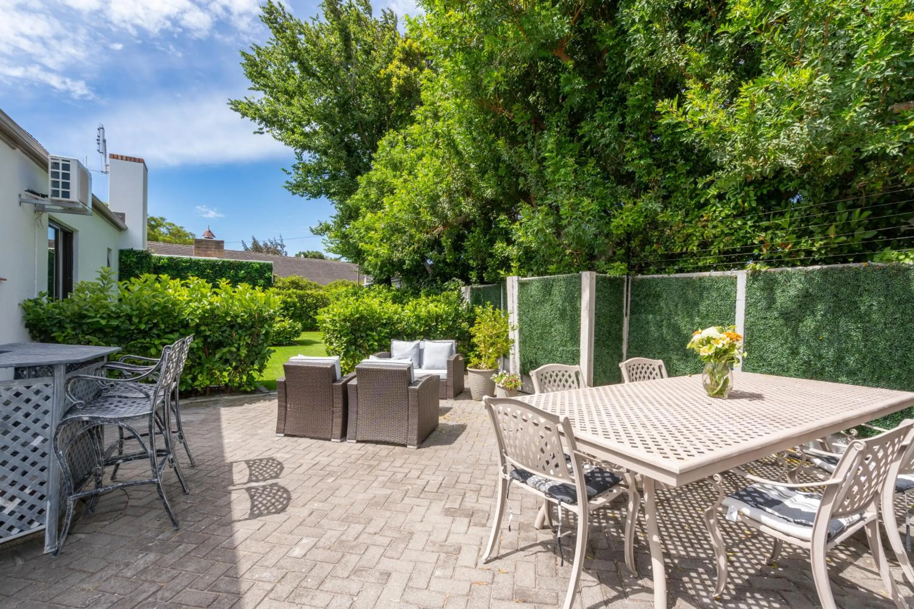 Garden in 2 On Lismore Guesthouse