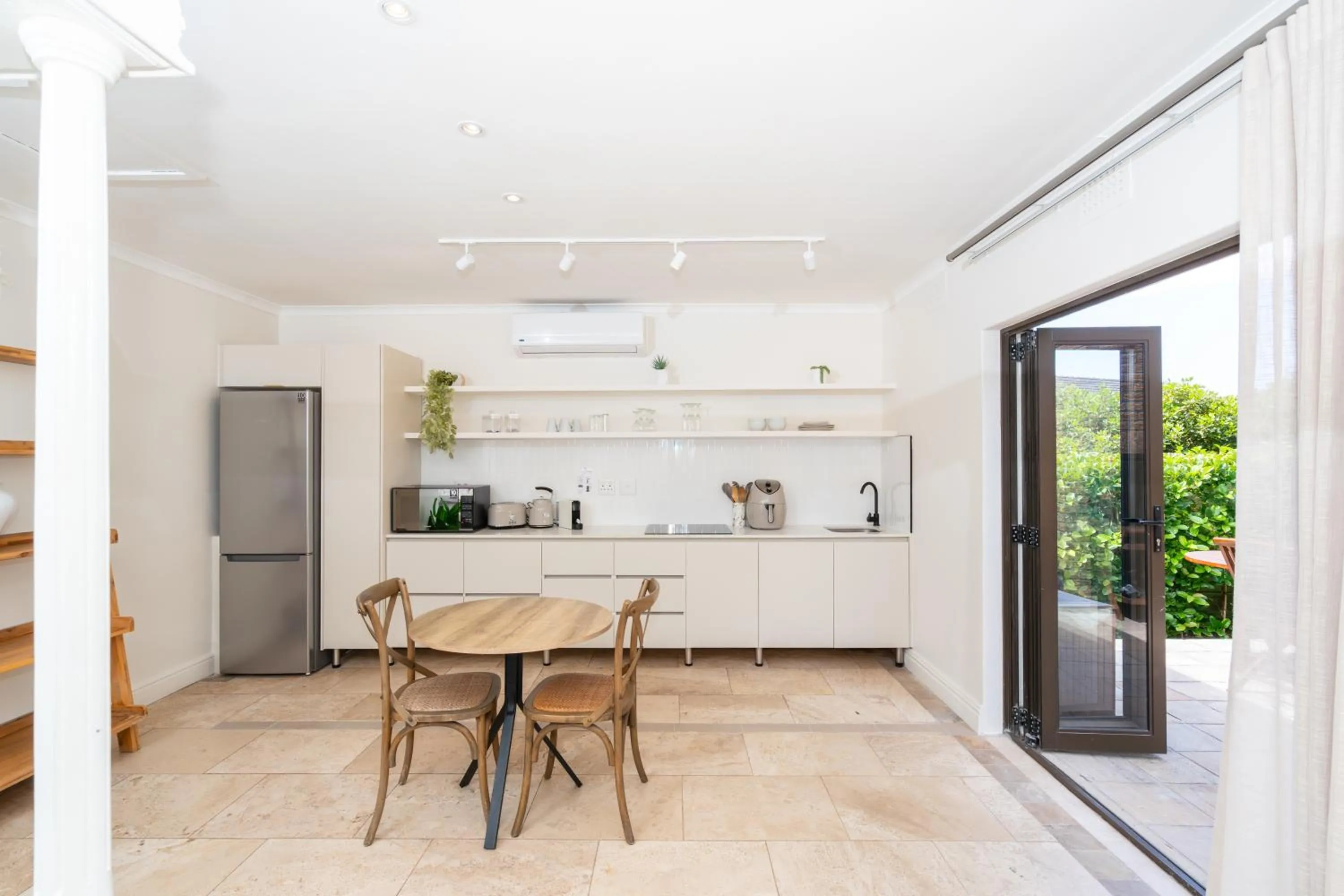 Kitchen or kitchenette in 2 On Lismore Guesthouse