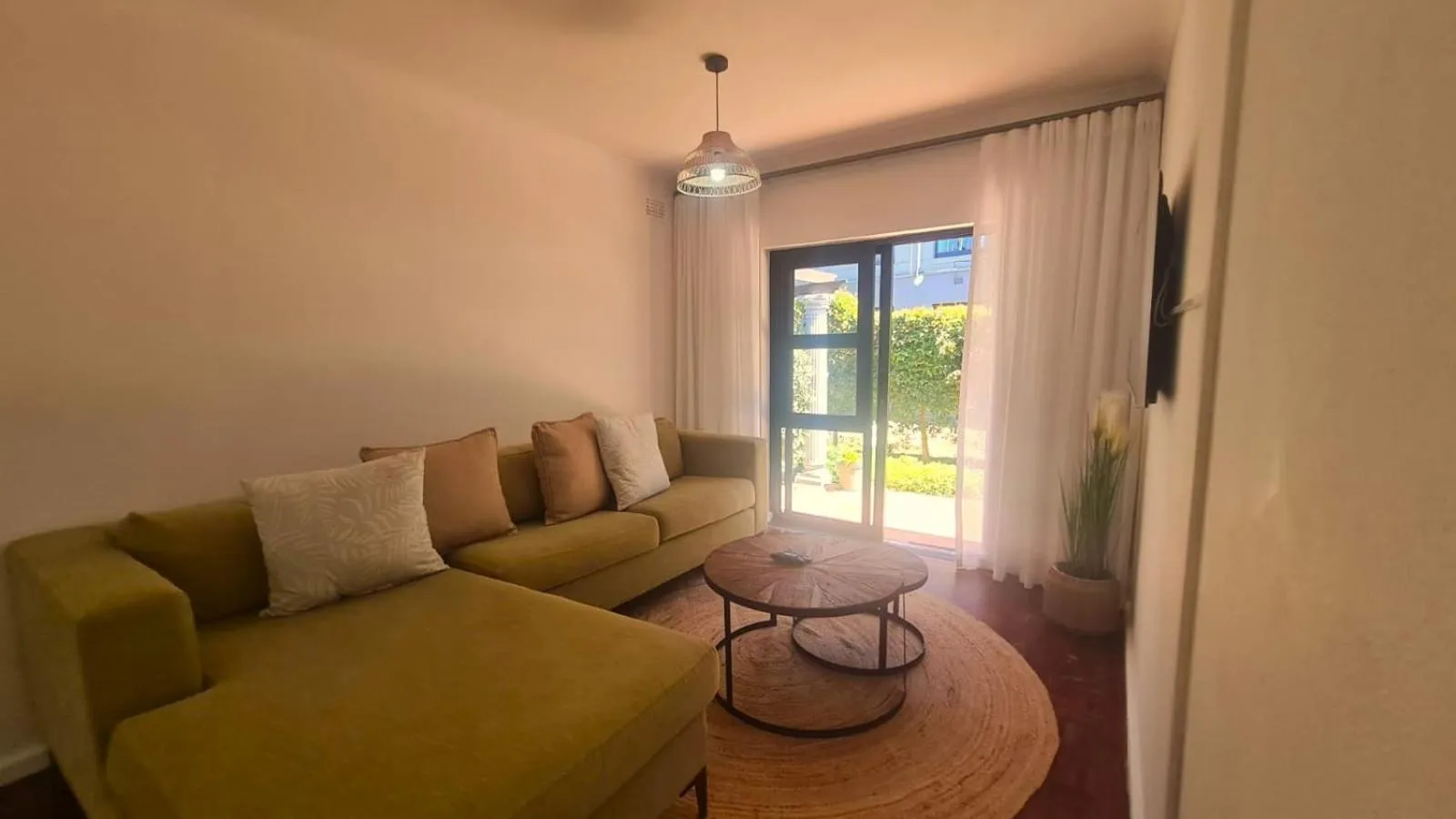 Apartment with Pool View  in 2 On Lismore Guesthouse