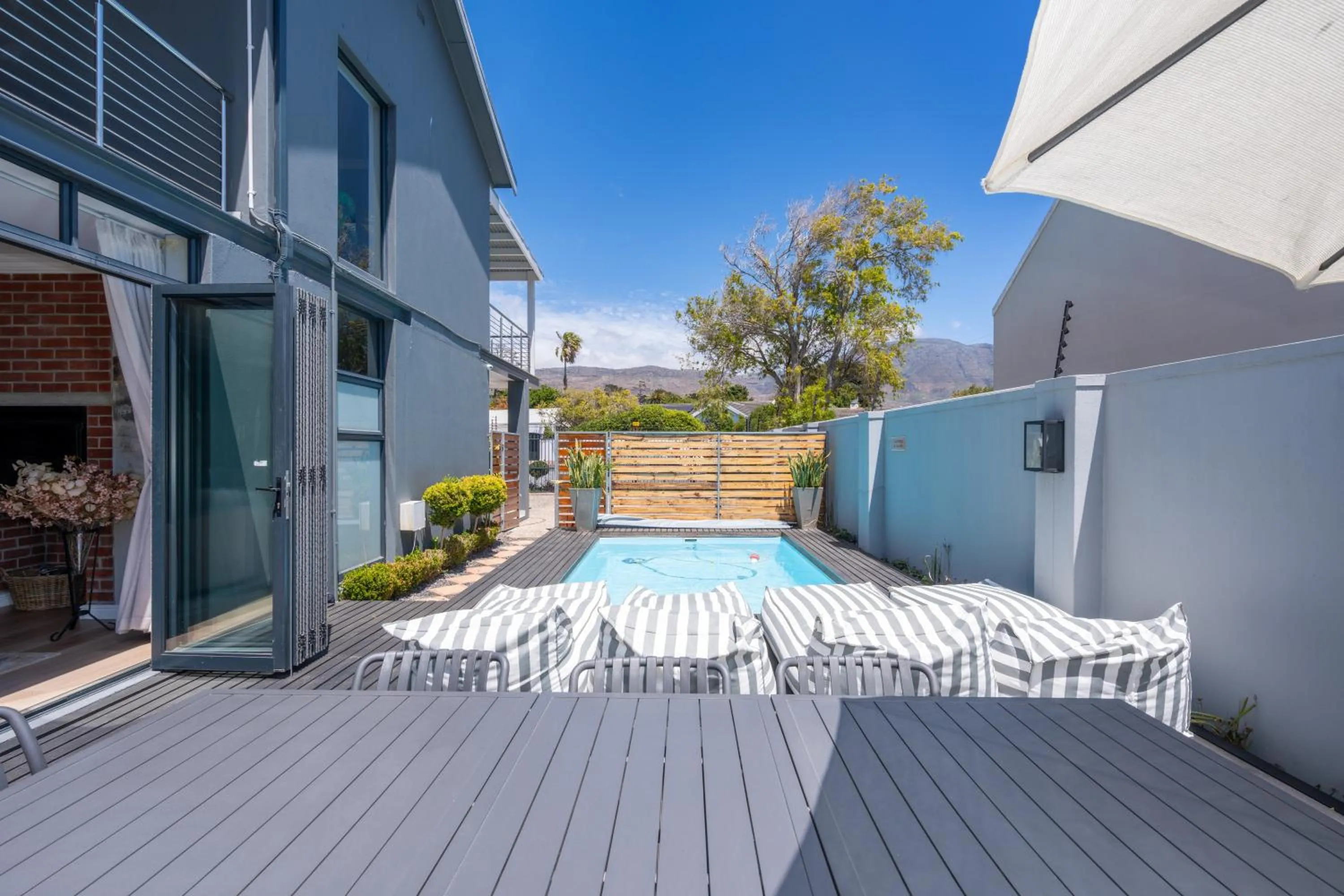 Pool view in 2 On Lismore Guesthouse