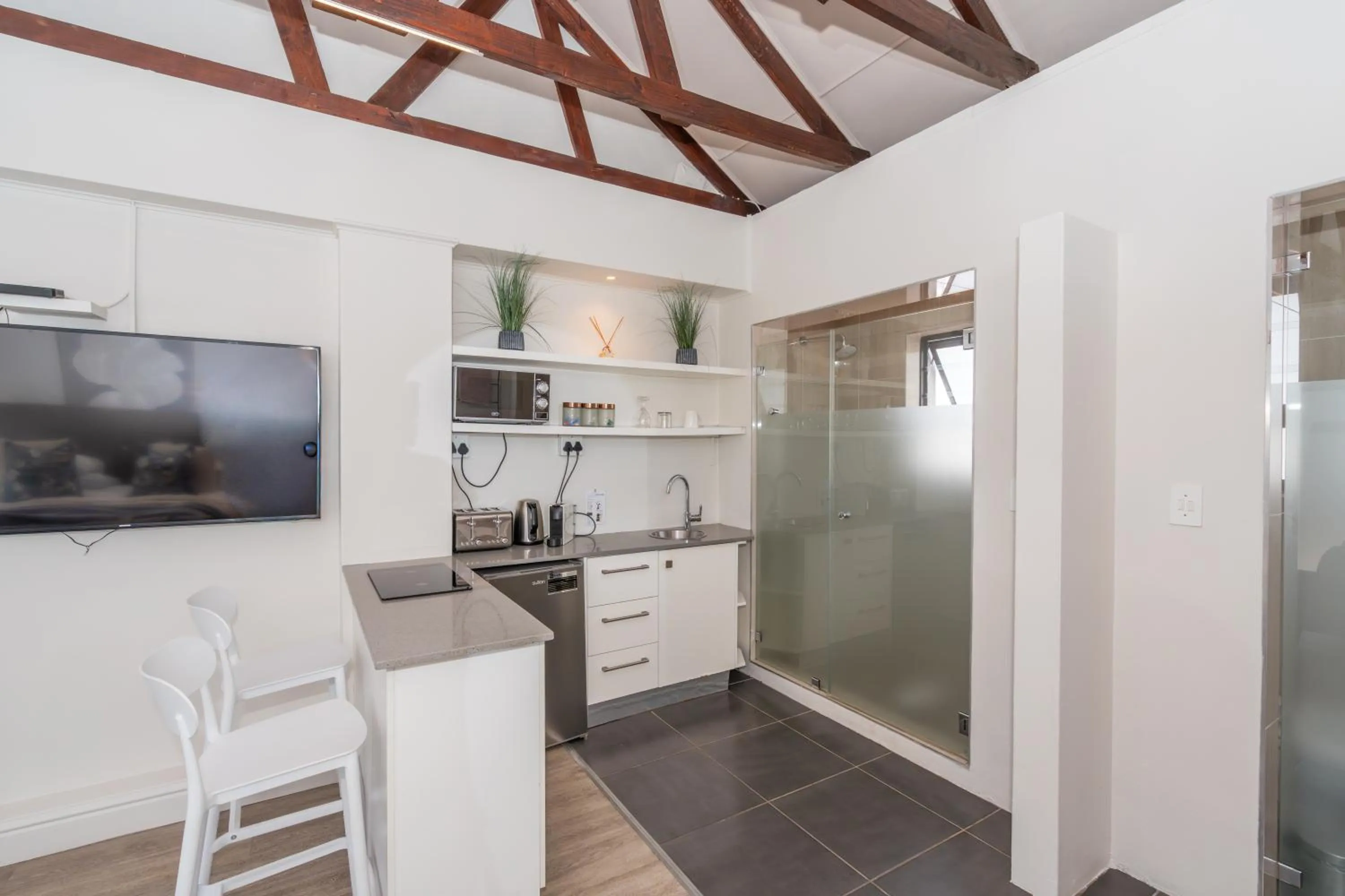 Kitchen or kitchenette in 2 On Lismore Guesthouse