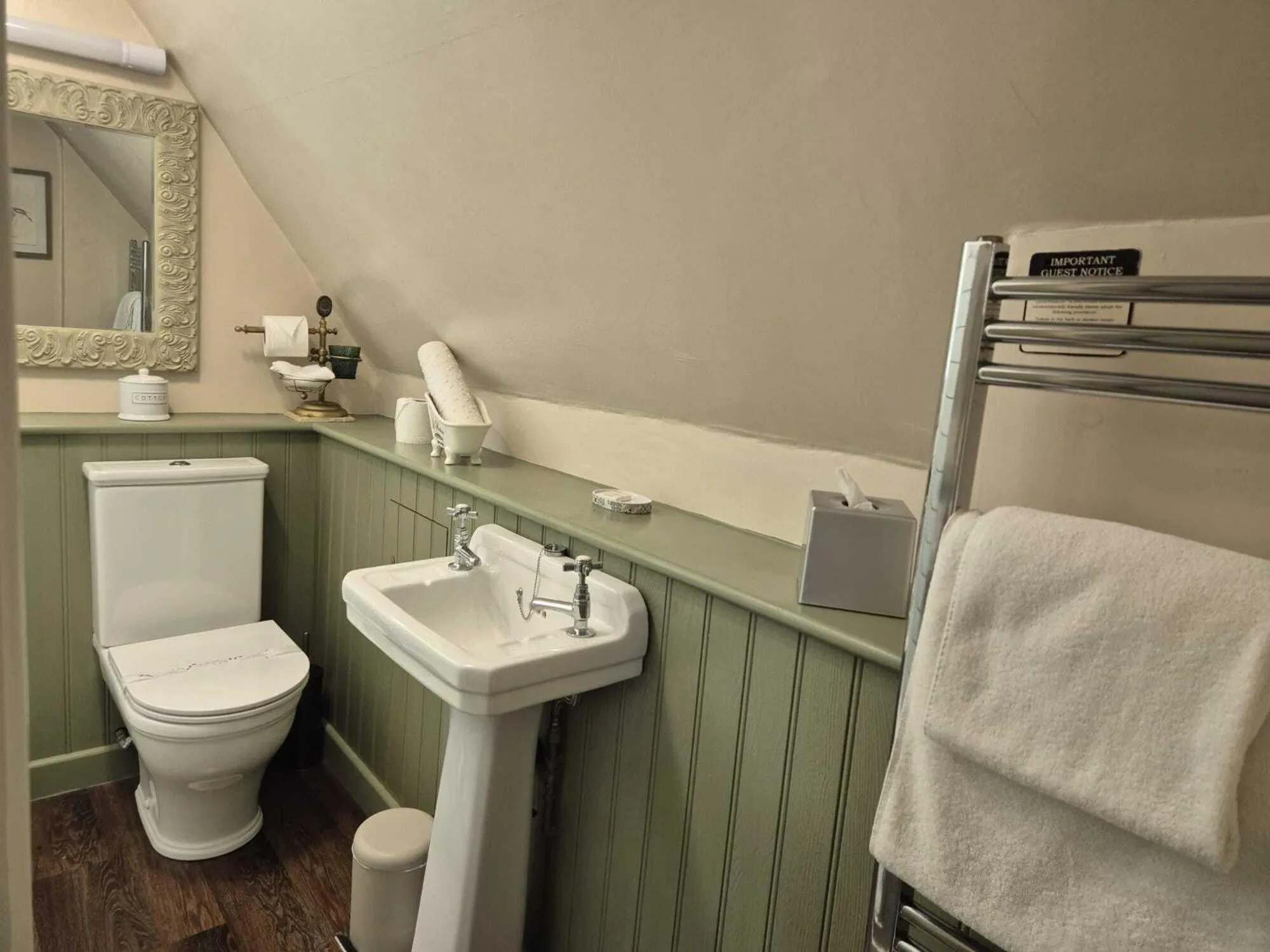 Bathroom in The Three Cups Inn