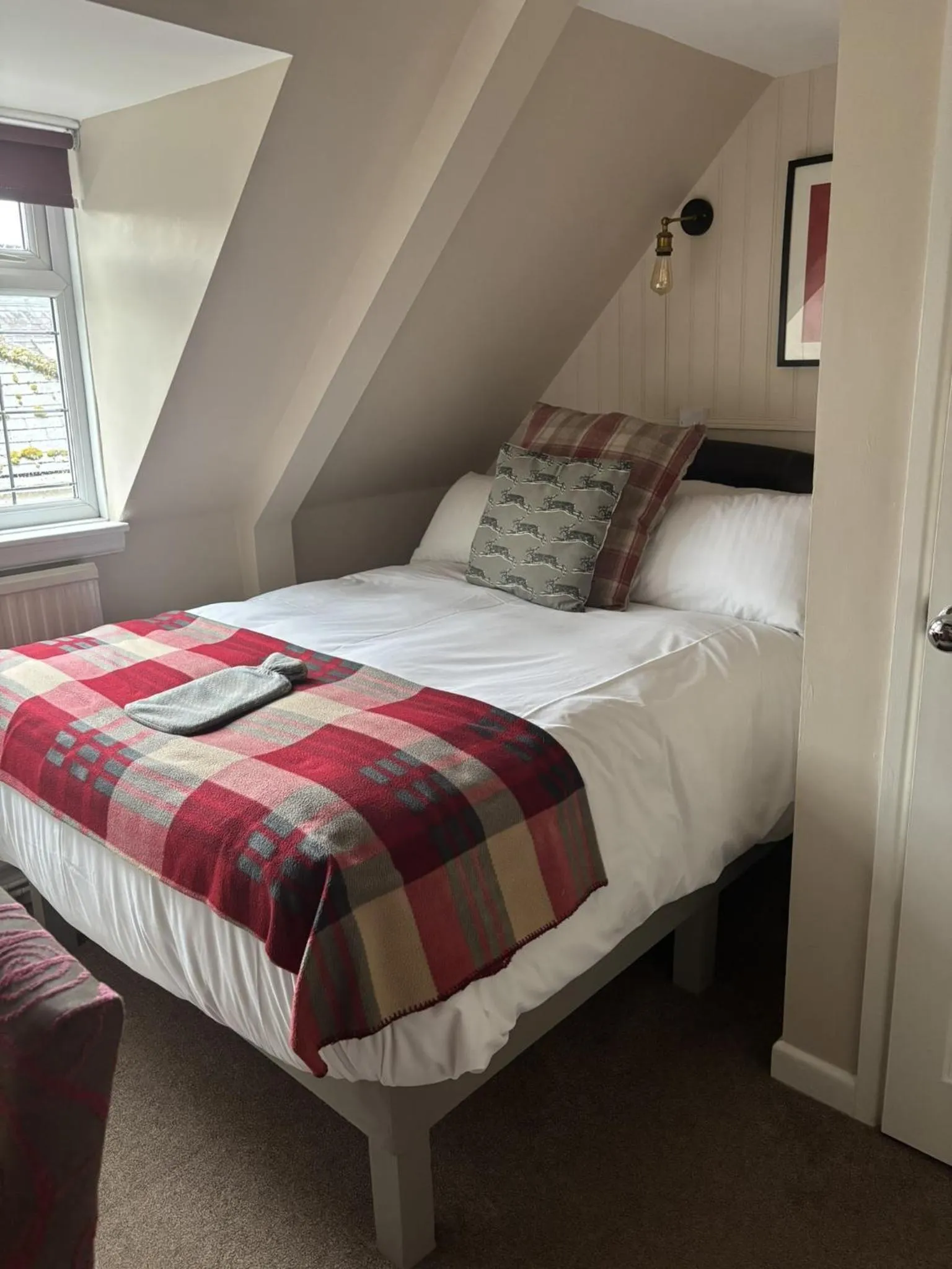 Bedroom, Bed in The Three Cups Inn