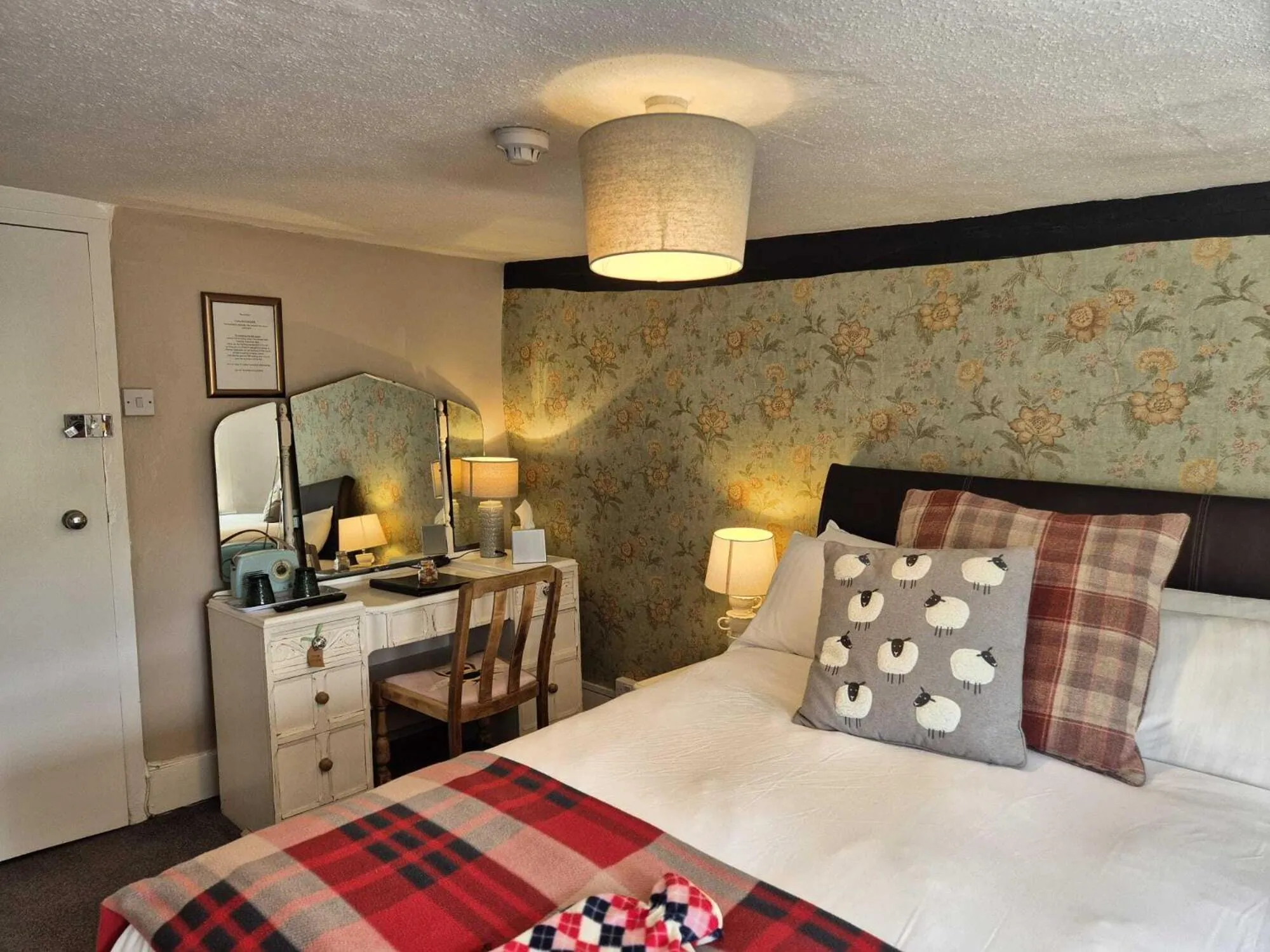 Bedroom, Bed in The Three Cups Inn