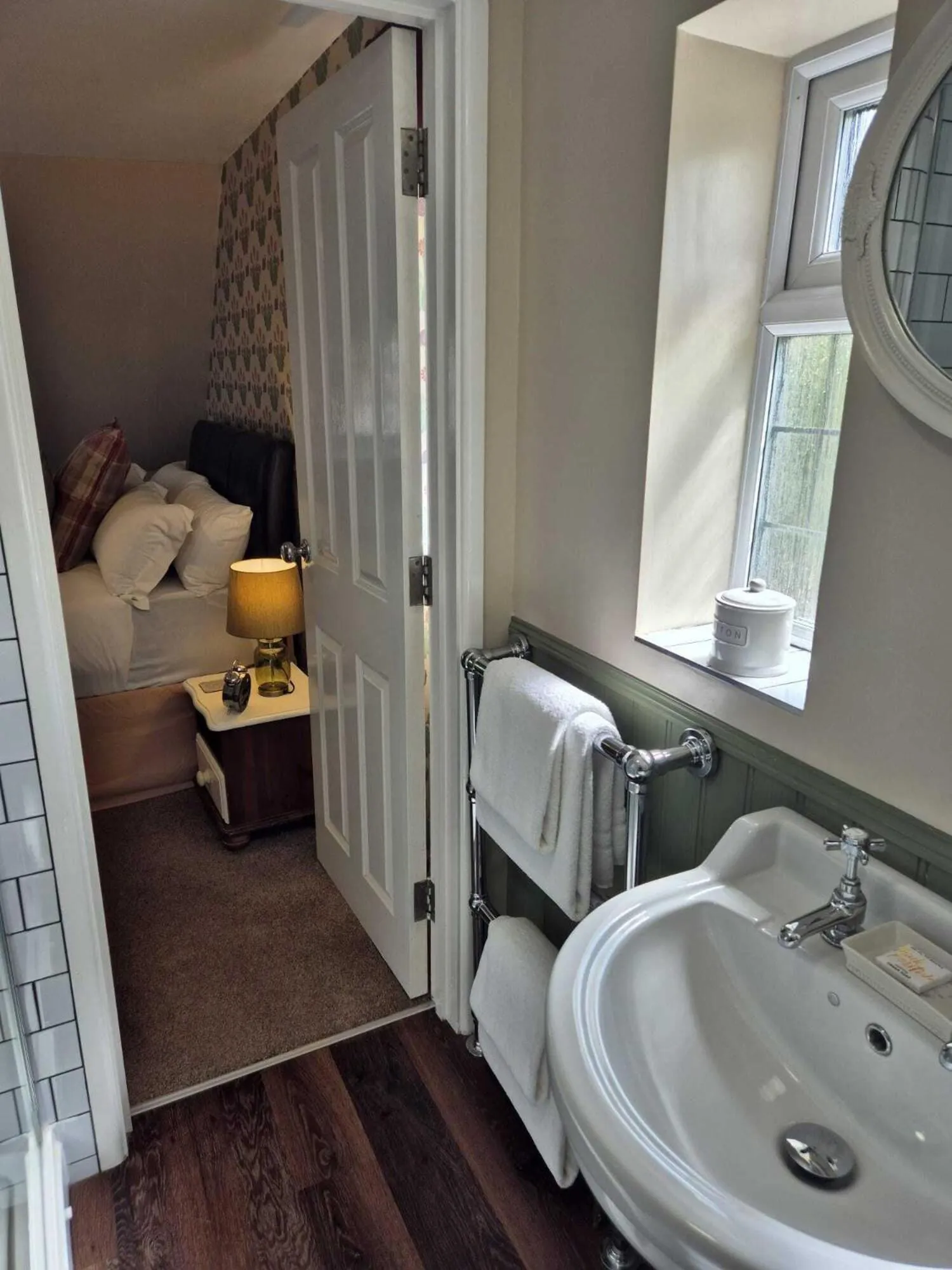 Bedroom, Bed in The Three Cups Inn