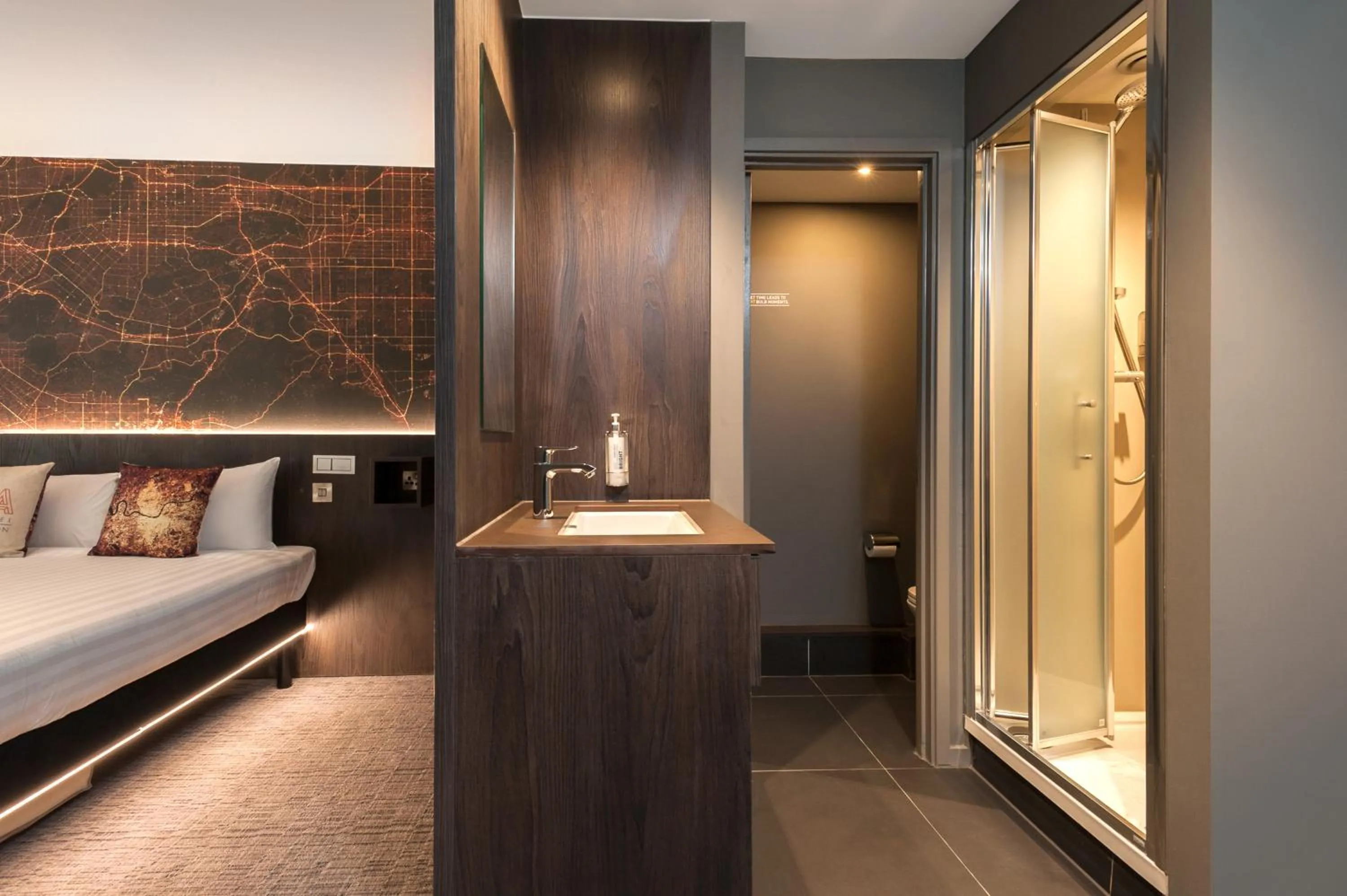 Bathroom, Bed in Heeton Concept Hotel – Luma Hammersmith