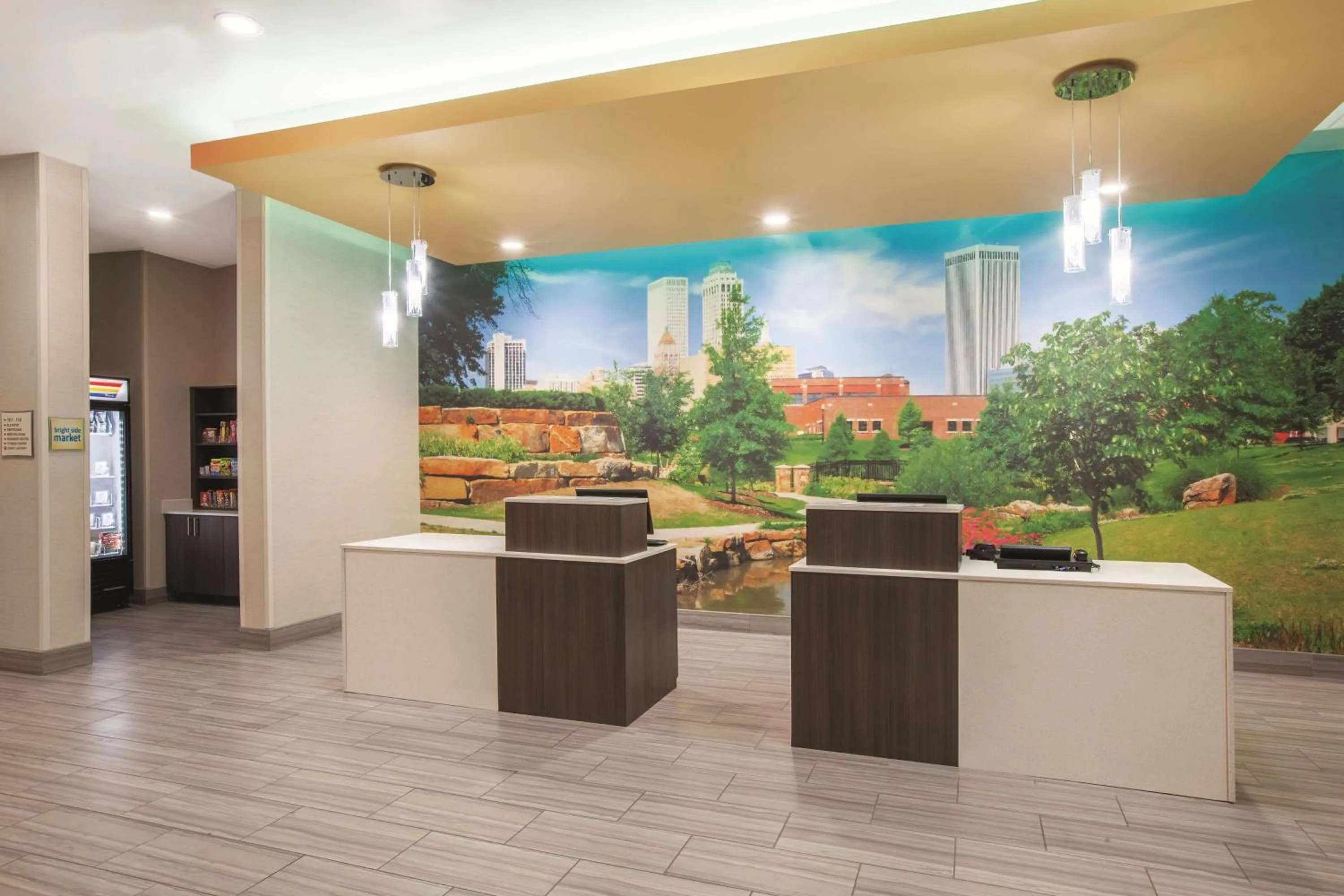 Lobby or reception in La Quinta by Wyndham Tulsa Broken Arrow
