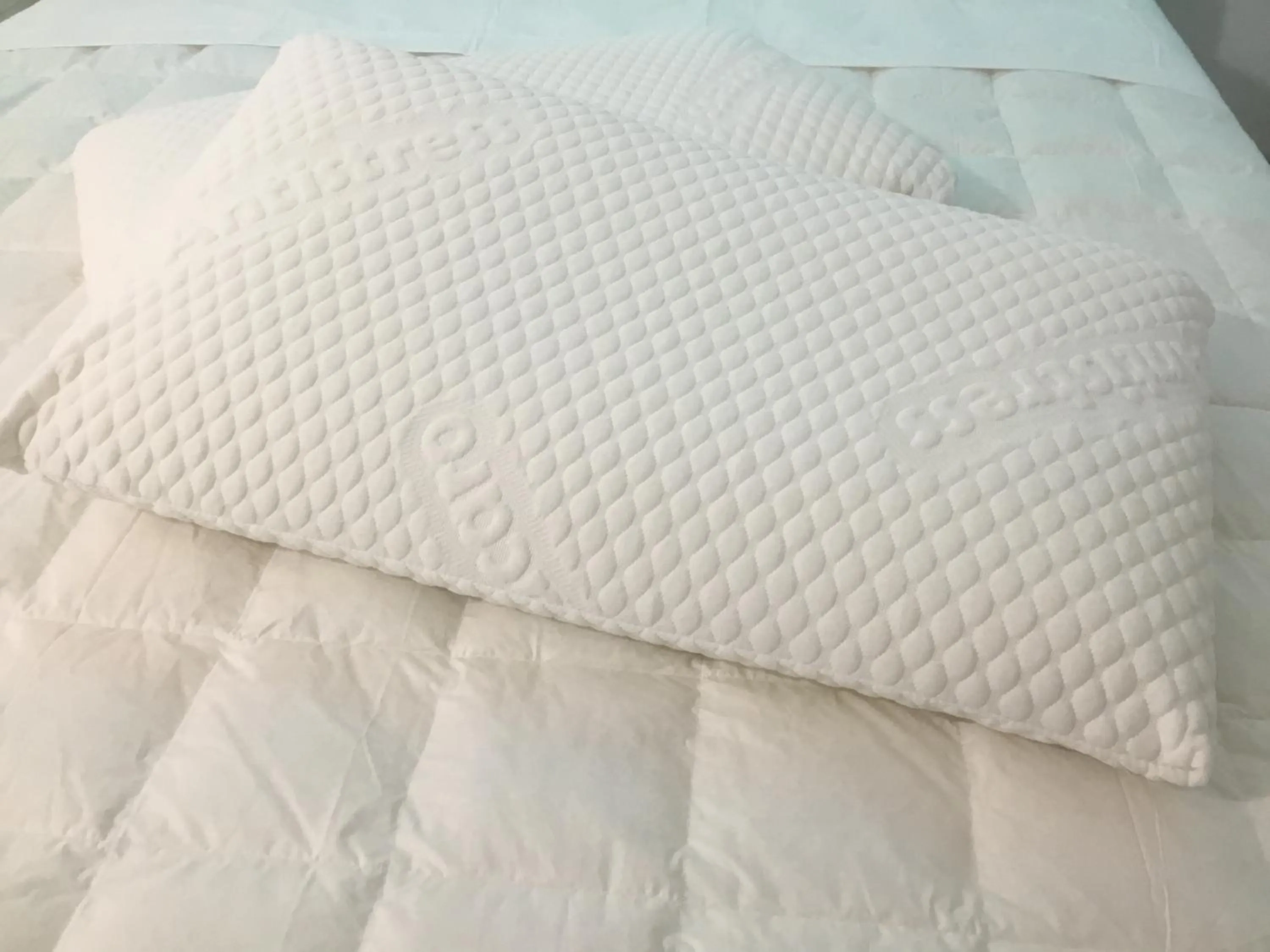 Decorative detail, Bed in White Dream Suites