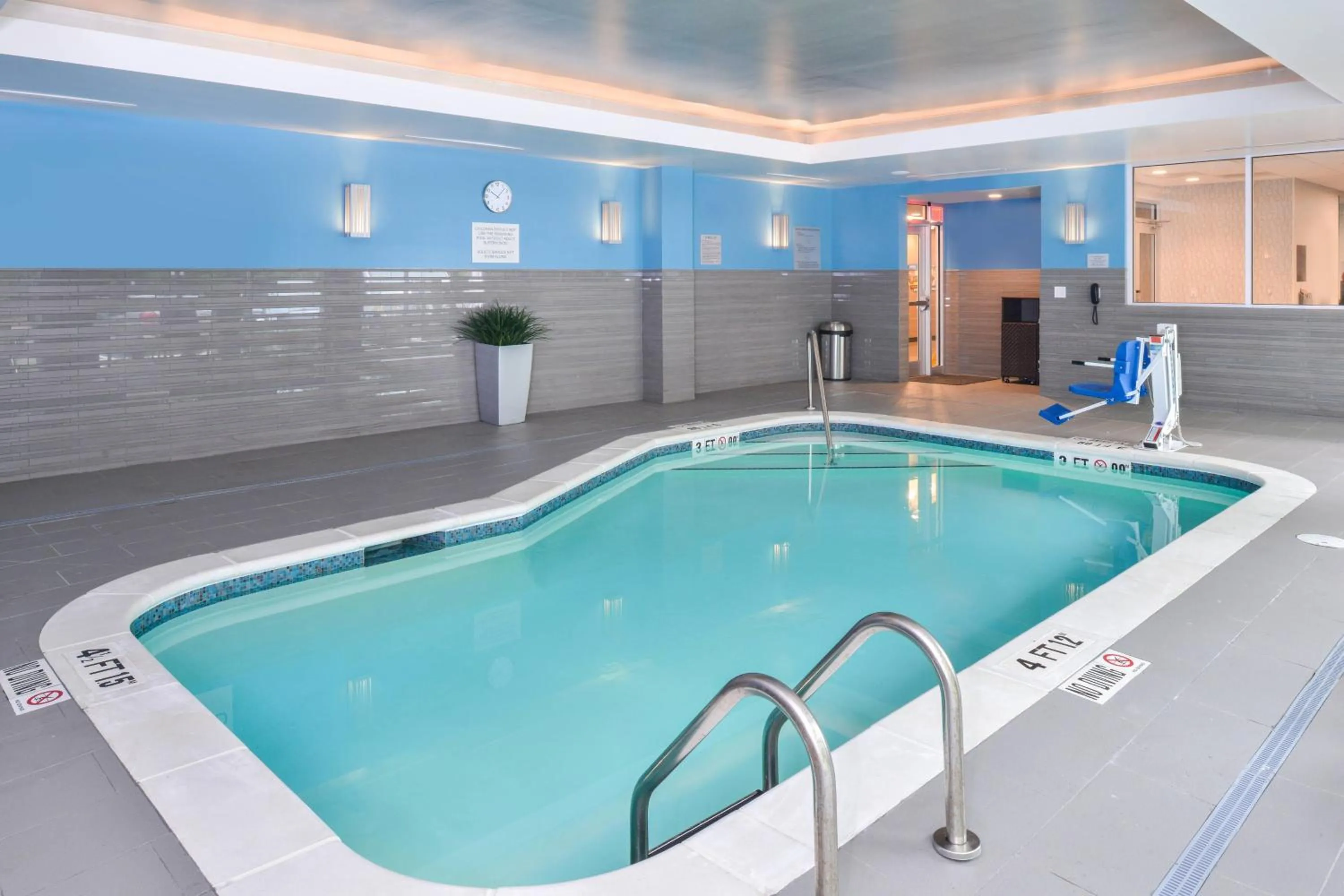 Swimming pool in Fairfield Inn & Suites by Marriott Raleigh Cary