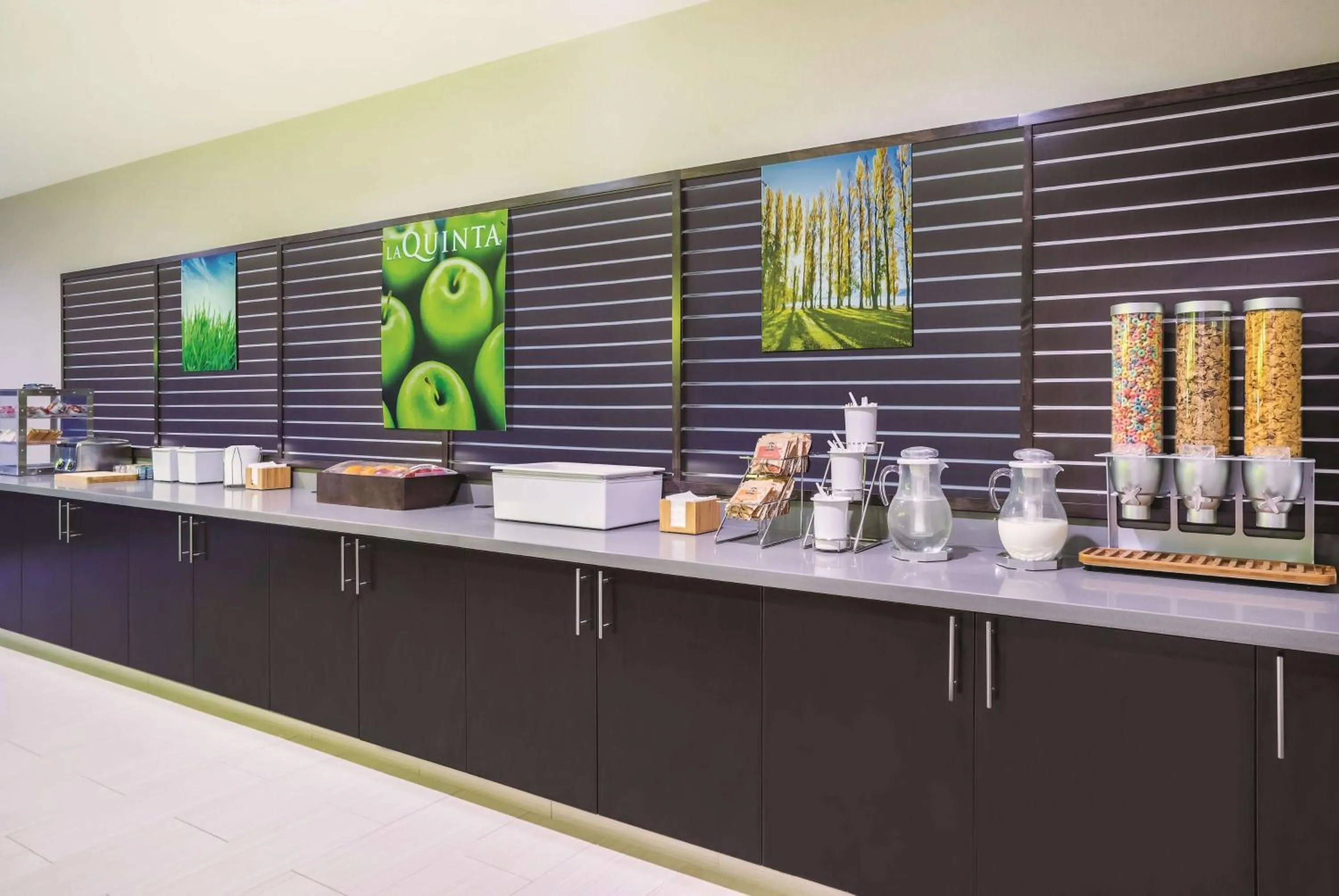 Restaurant/places to eat in La Quinta Inn & Suites by Wyndham Clifton Park Saratoga Area 1749 Route 9