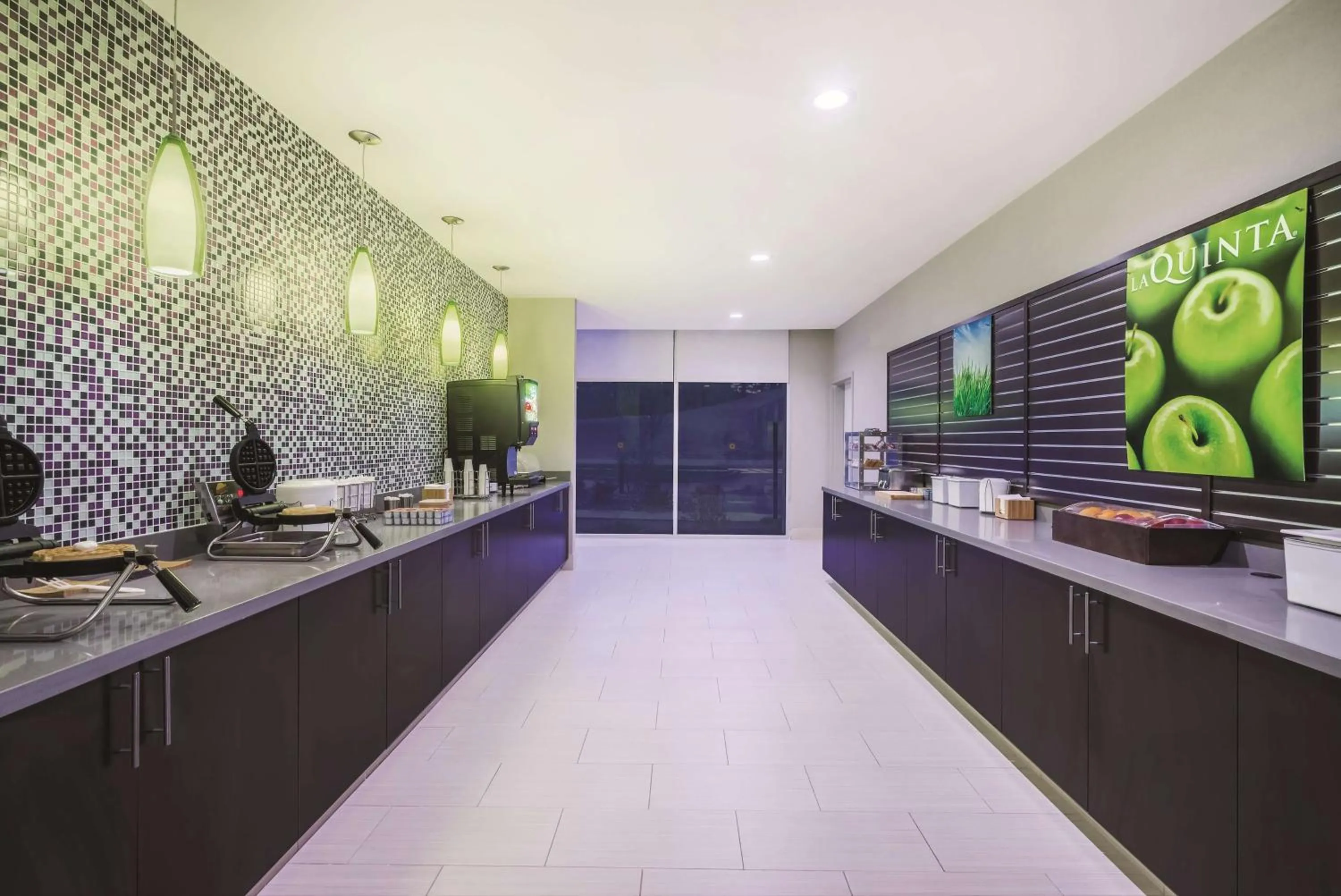 Restaurant/places to eat in La Quinta Inn & Suites by Wyndham Clifton Park Saratoga Area 1749 Route 9