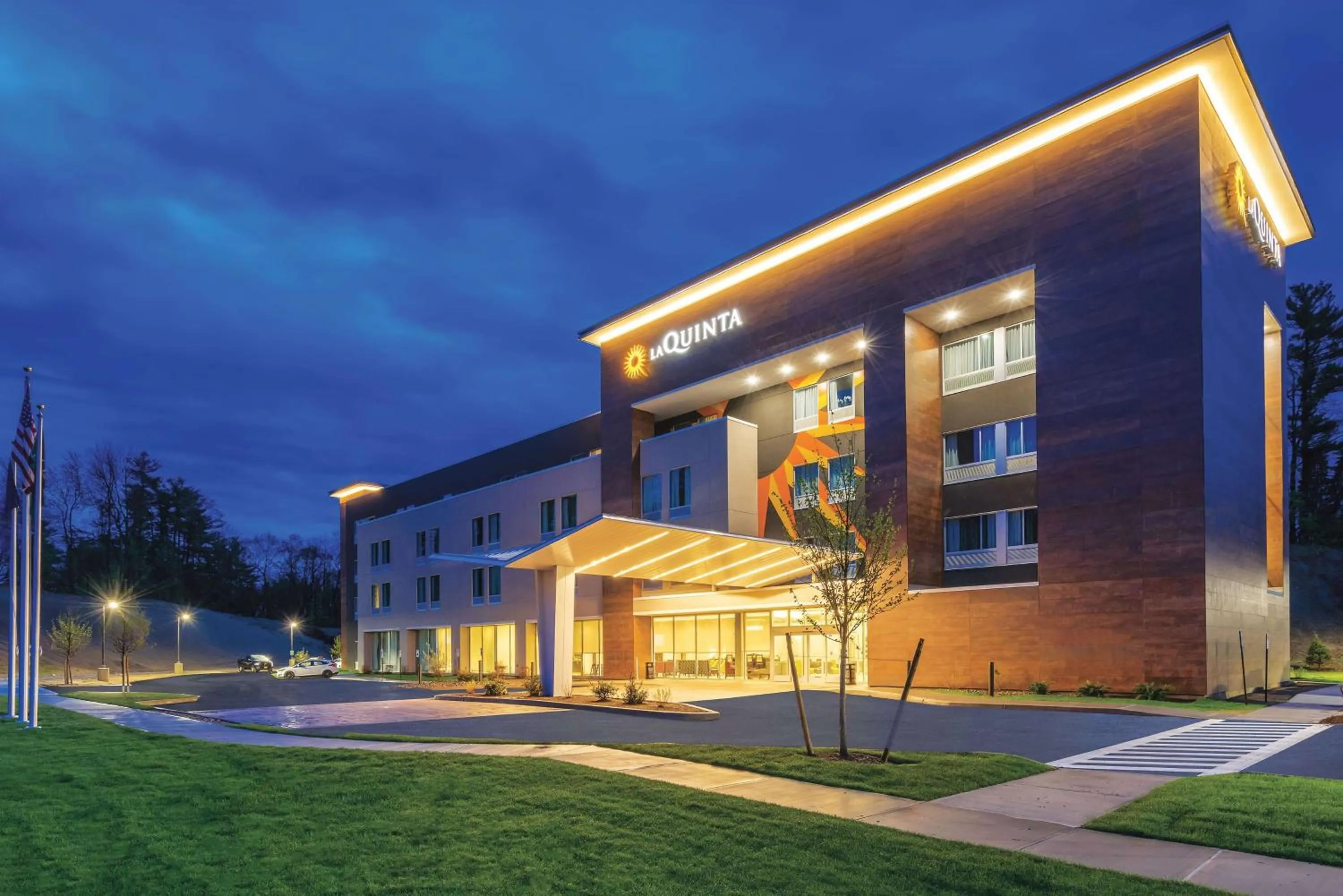 Property building in La Quinta Inn & Suites by Wyndham Clifton Park Saratoga Area 1749 Route 9