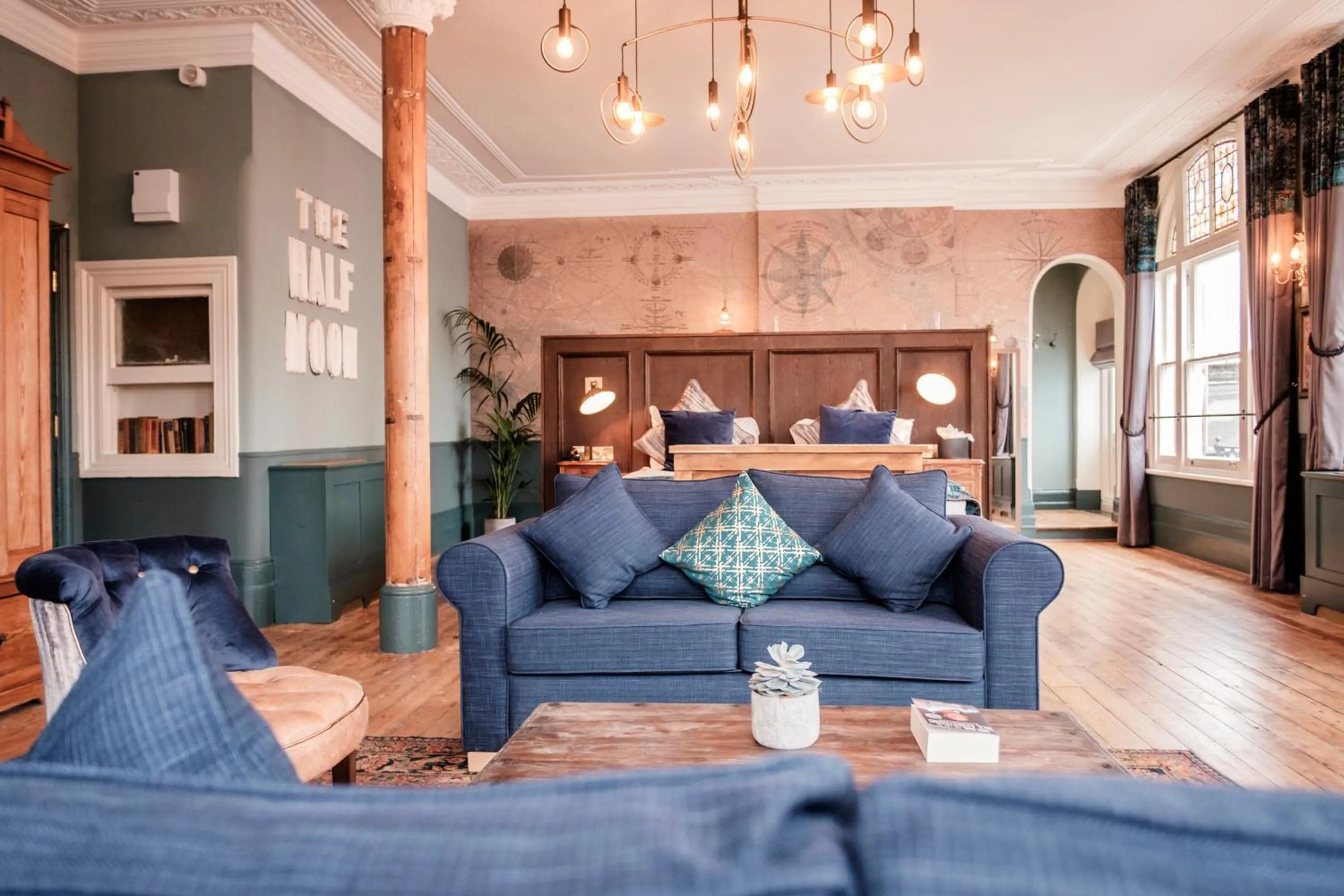 Photo of the whole room in Half Moon