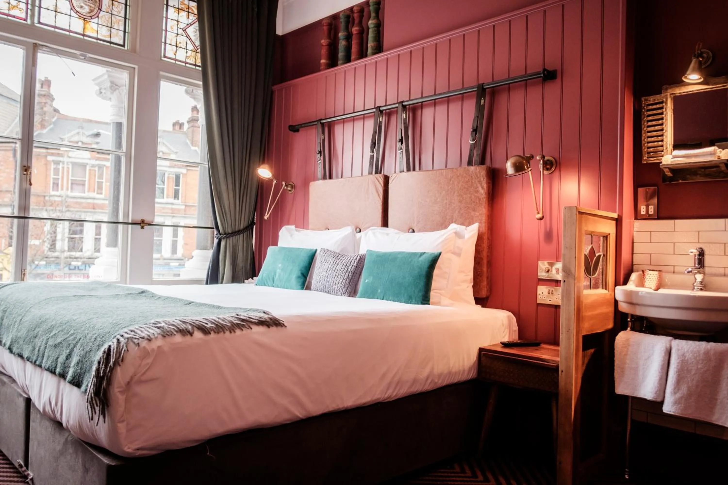 Photo of the whole room, Bed in Half Moon