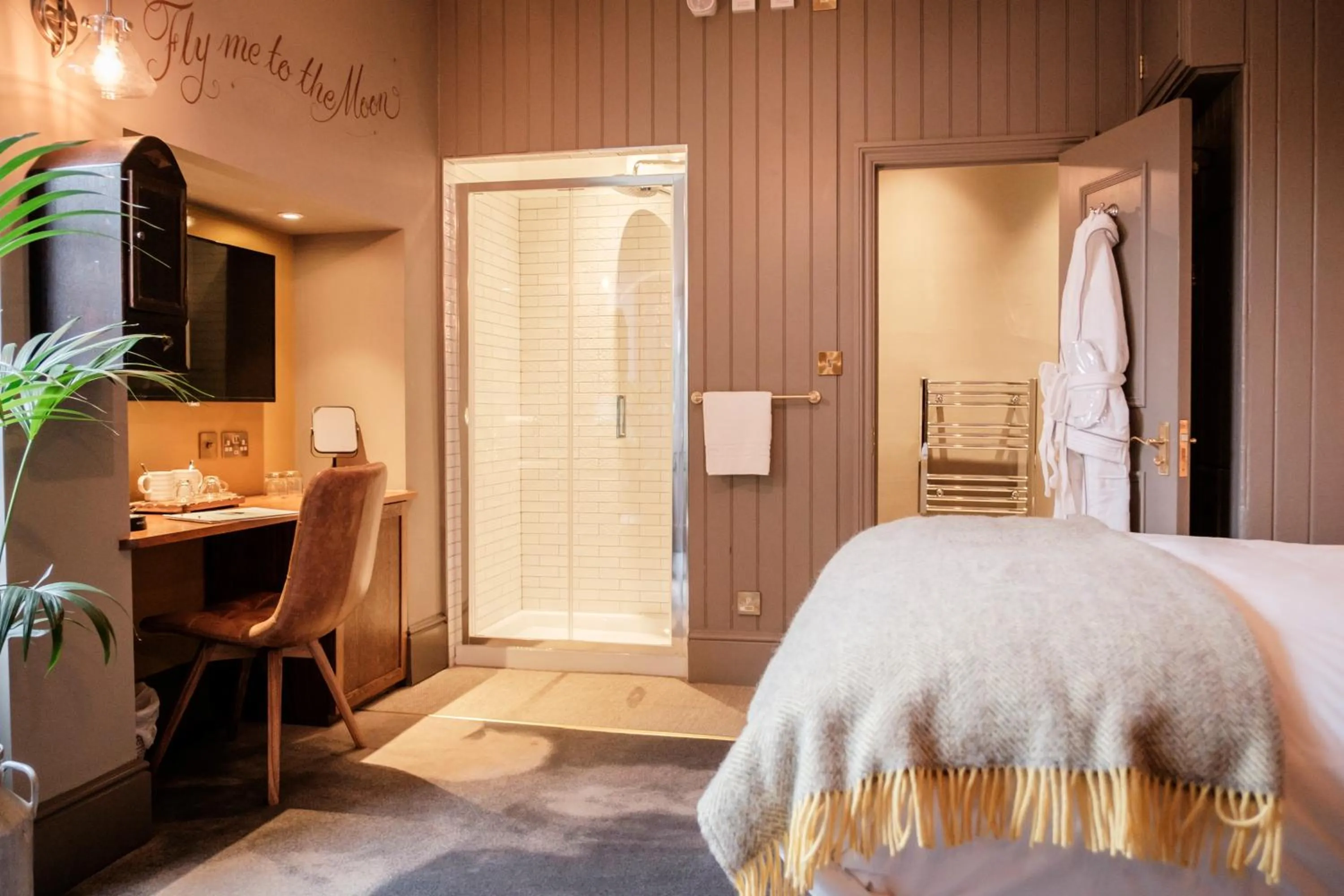 Photo of the whole room, Bed in Half Moon