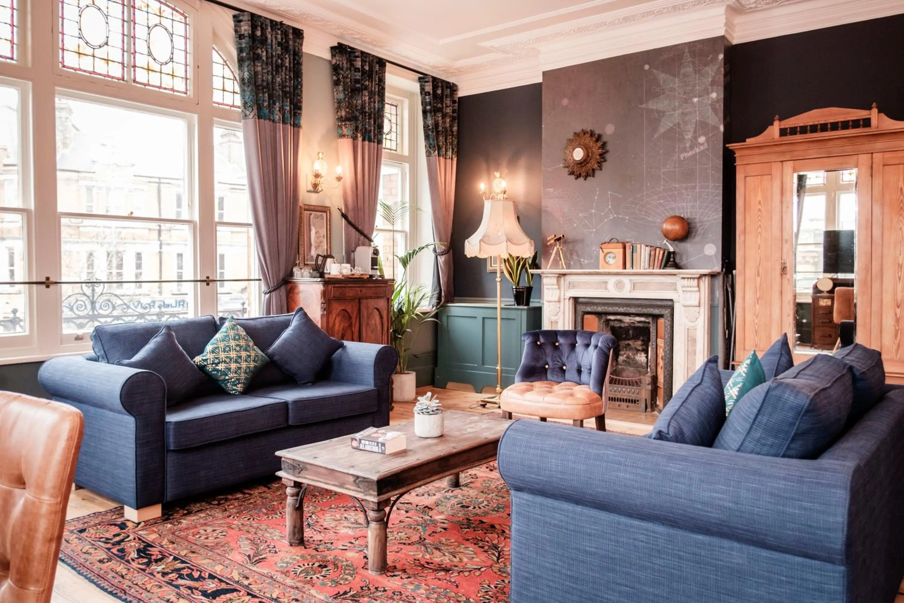 Photo of the whole room in Half Moon