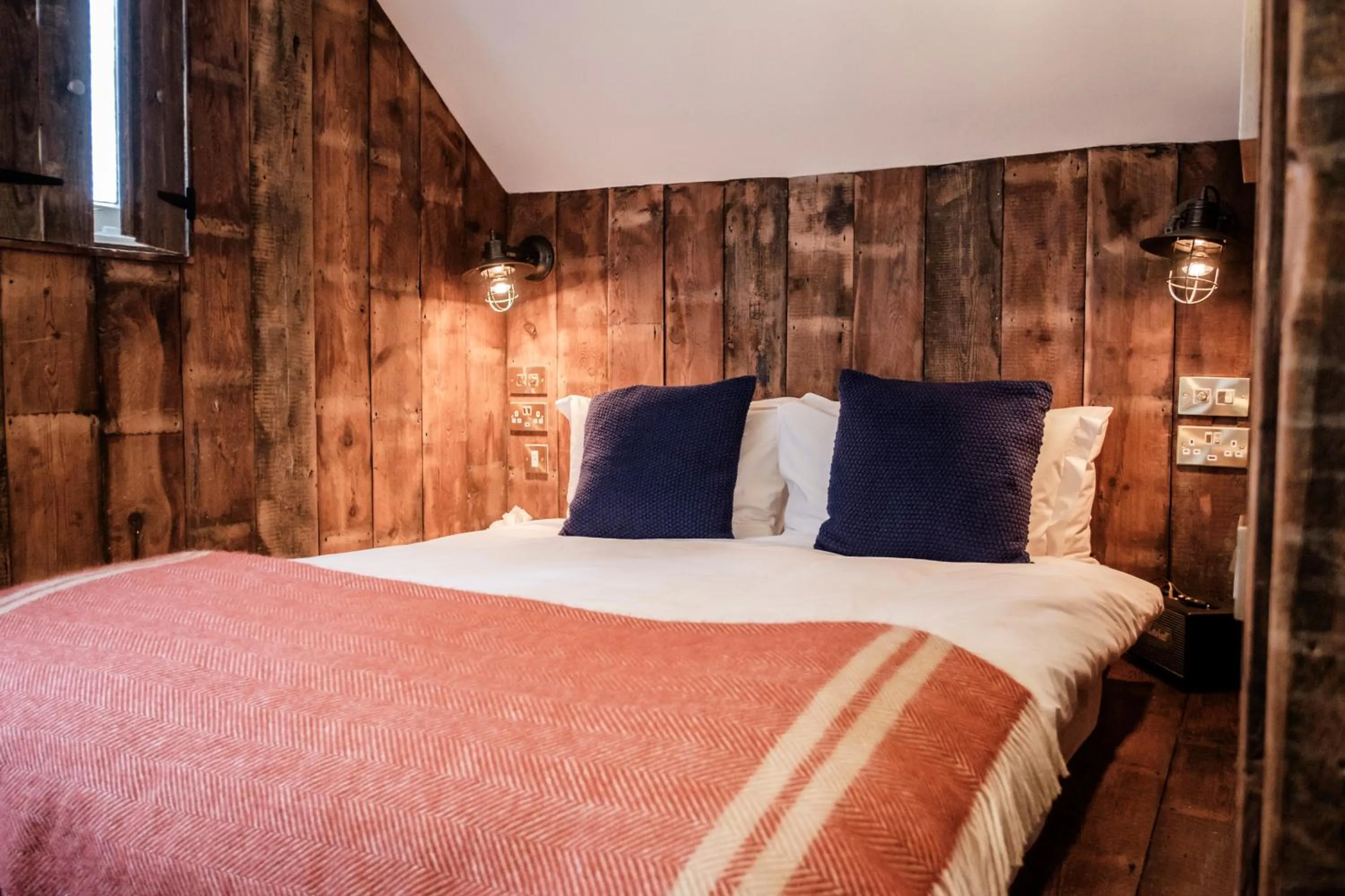 Photo of the whole room, Bed in Half Moon