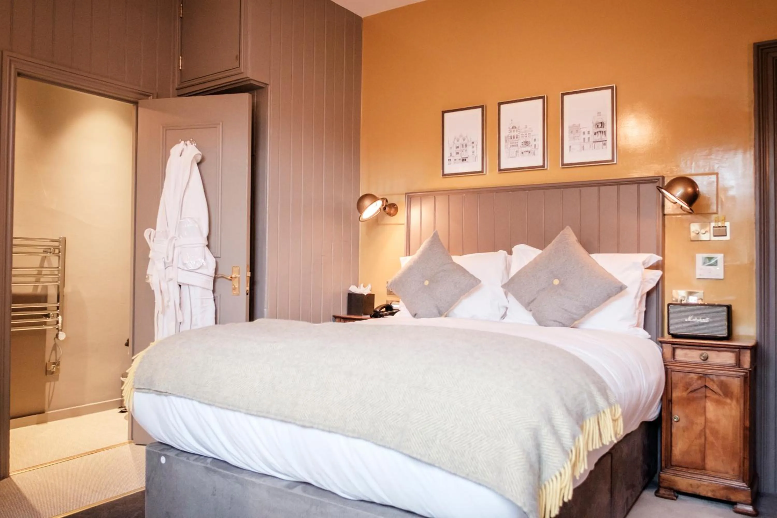 Photo of the whole room, Bed in Half Moon