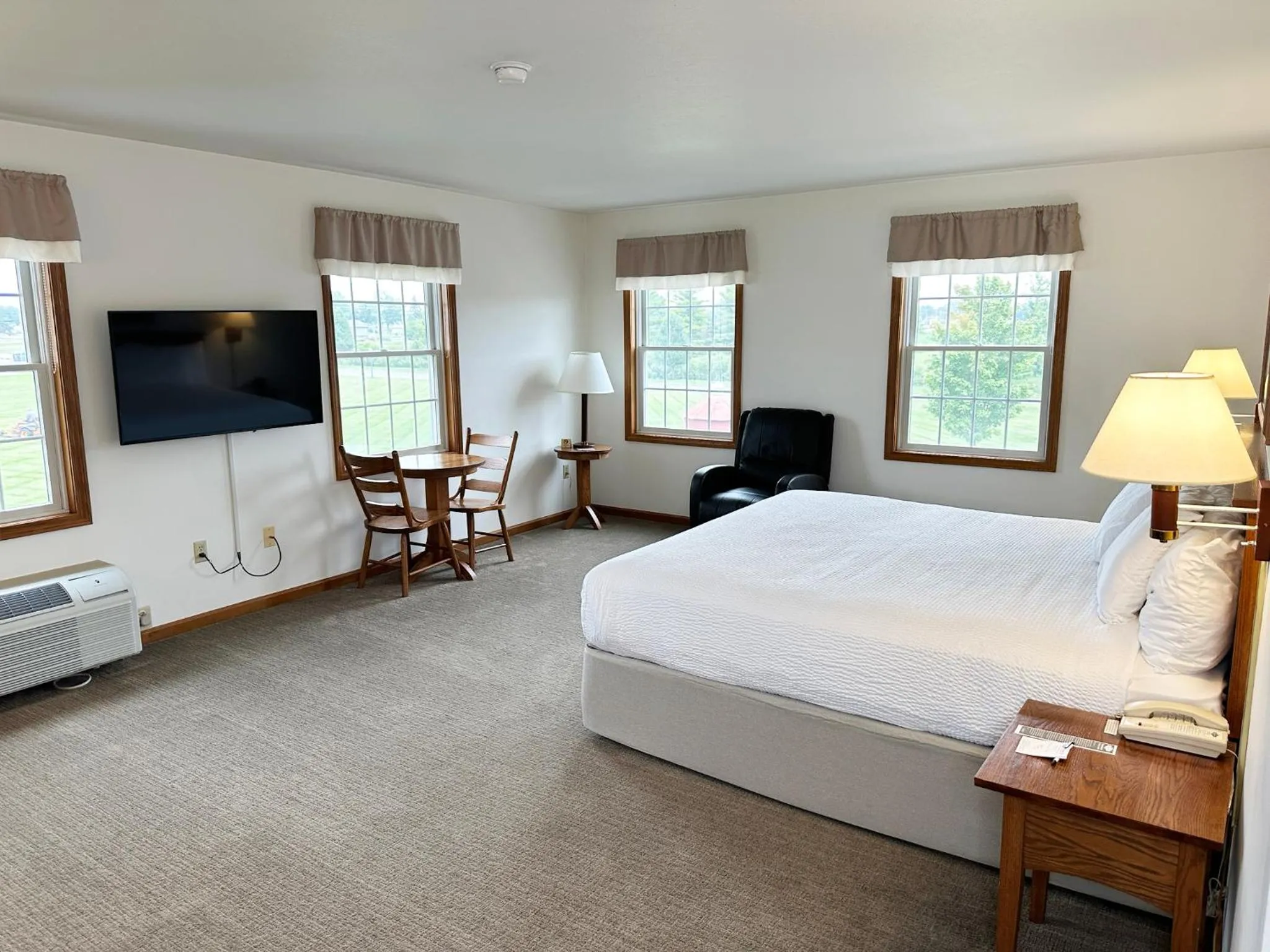 Bed in Farmstead Inn and Conference Center