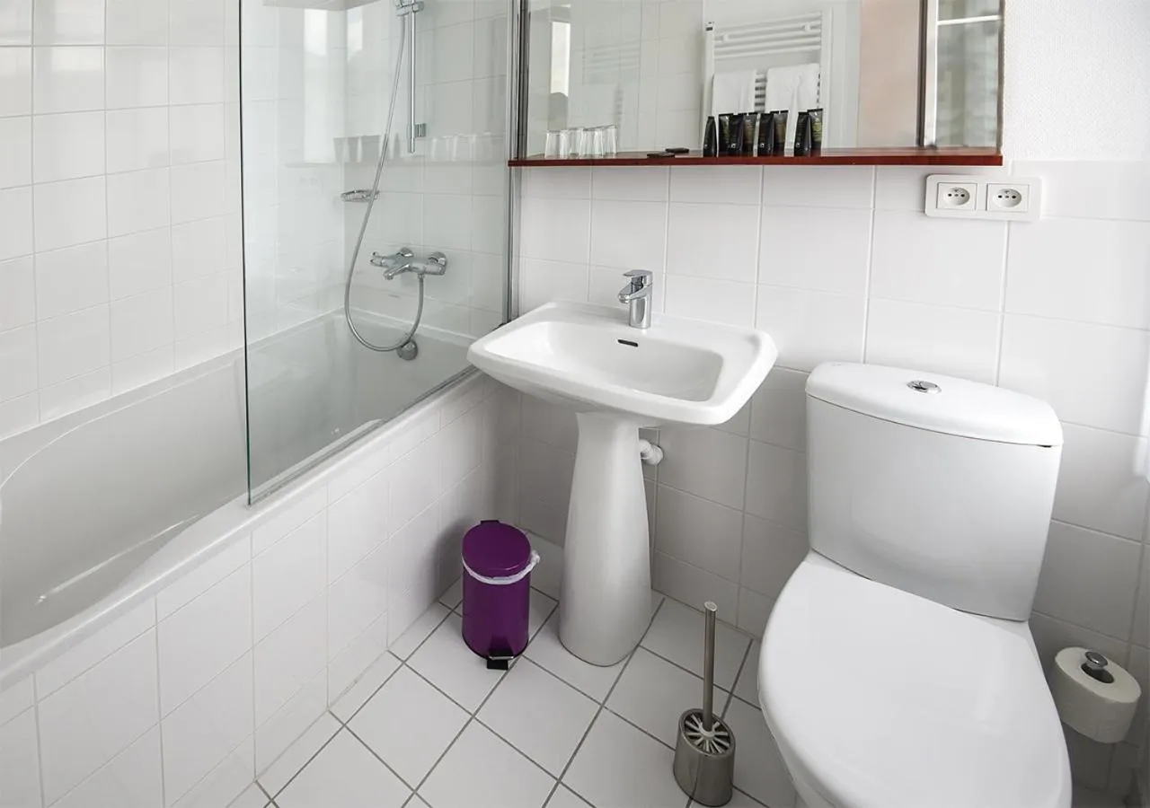 Shower in Hotel de Bordeaux