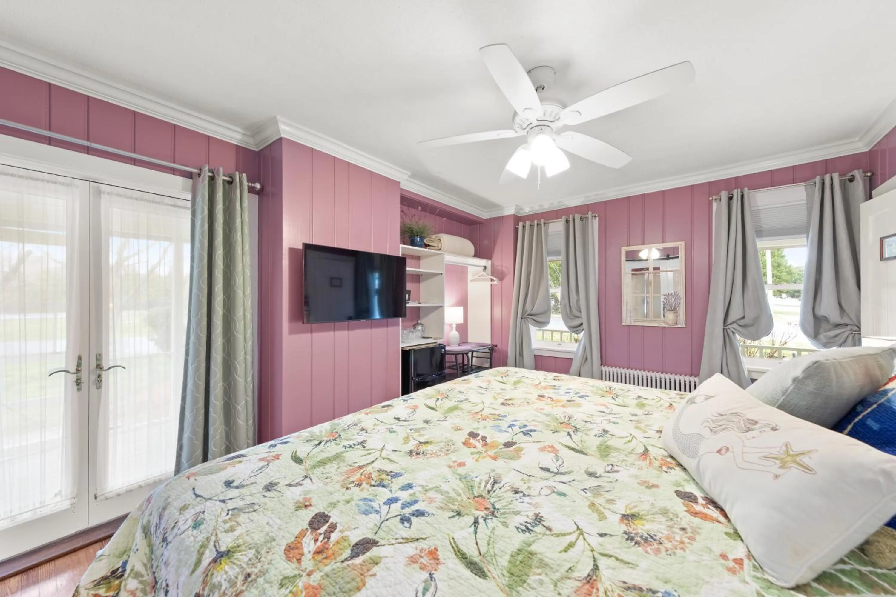 Property building, Bed in The Homestead B&B