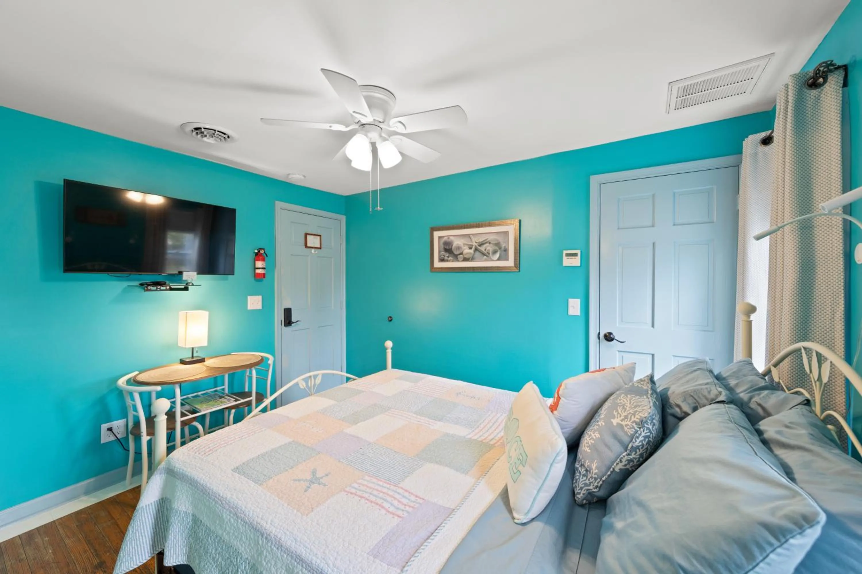 Property building, Bed in The Homestead B&B