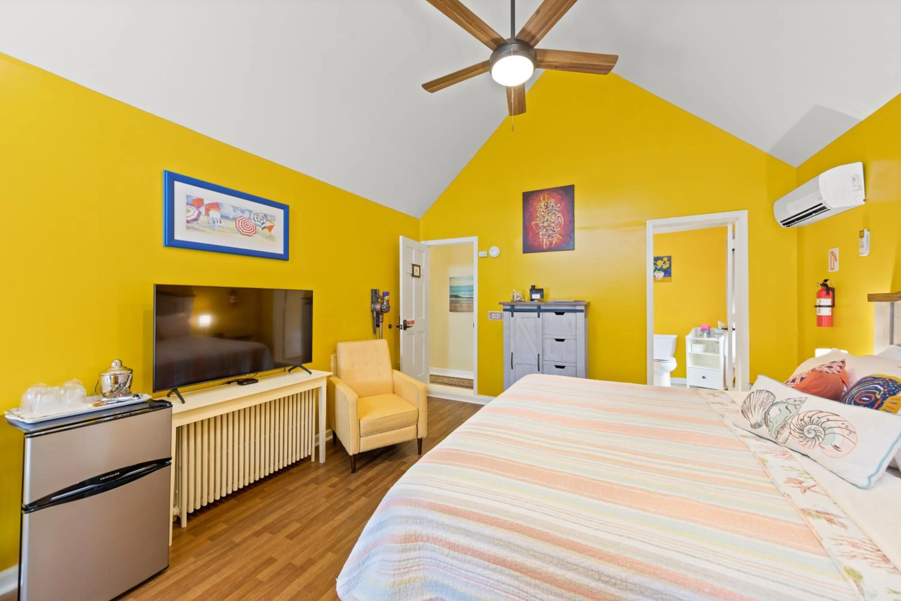 Property building, Bed in The Homestead B&B