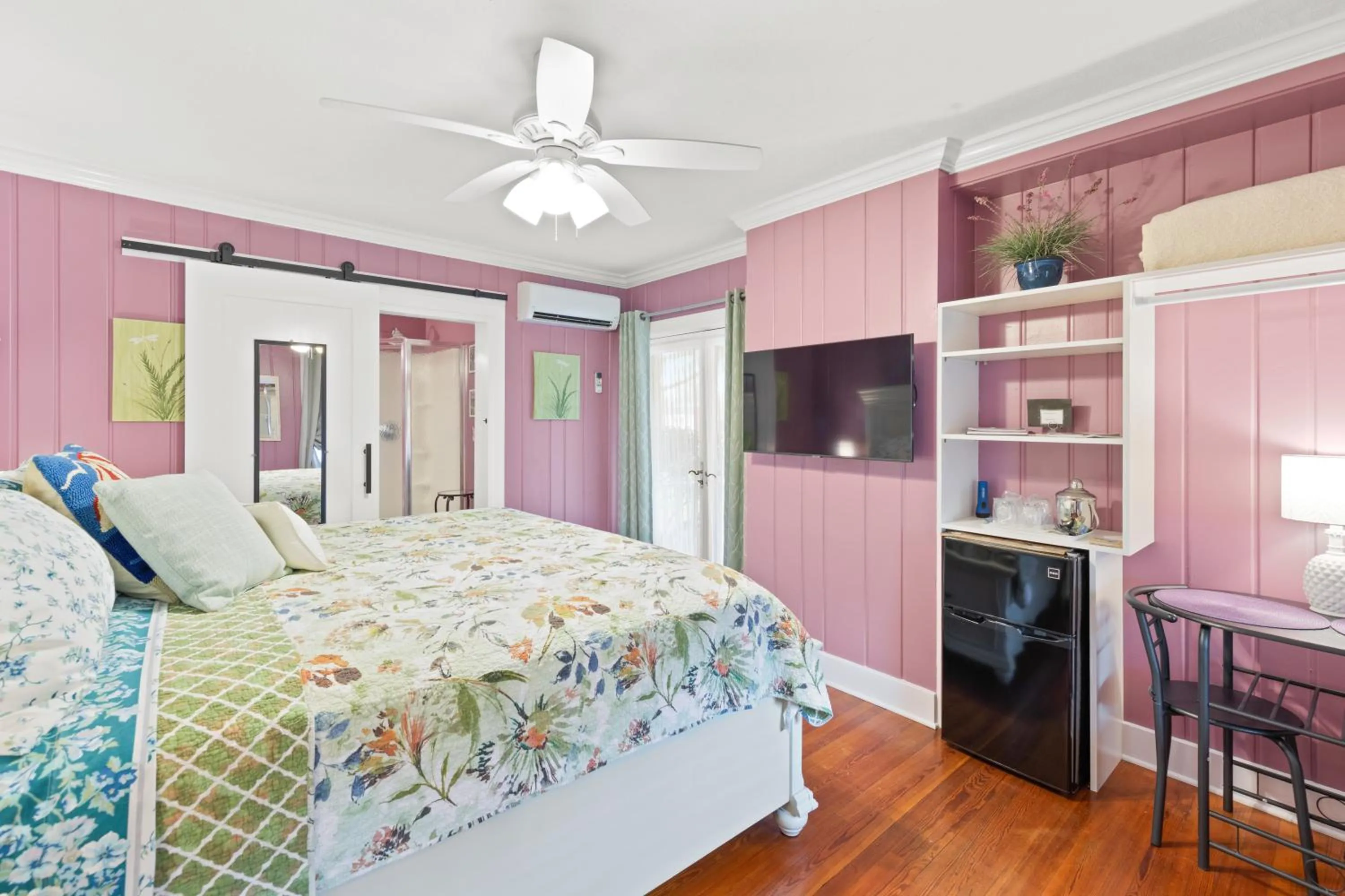 Property building, Bed in The Homestead B&B