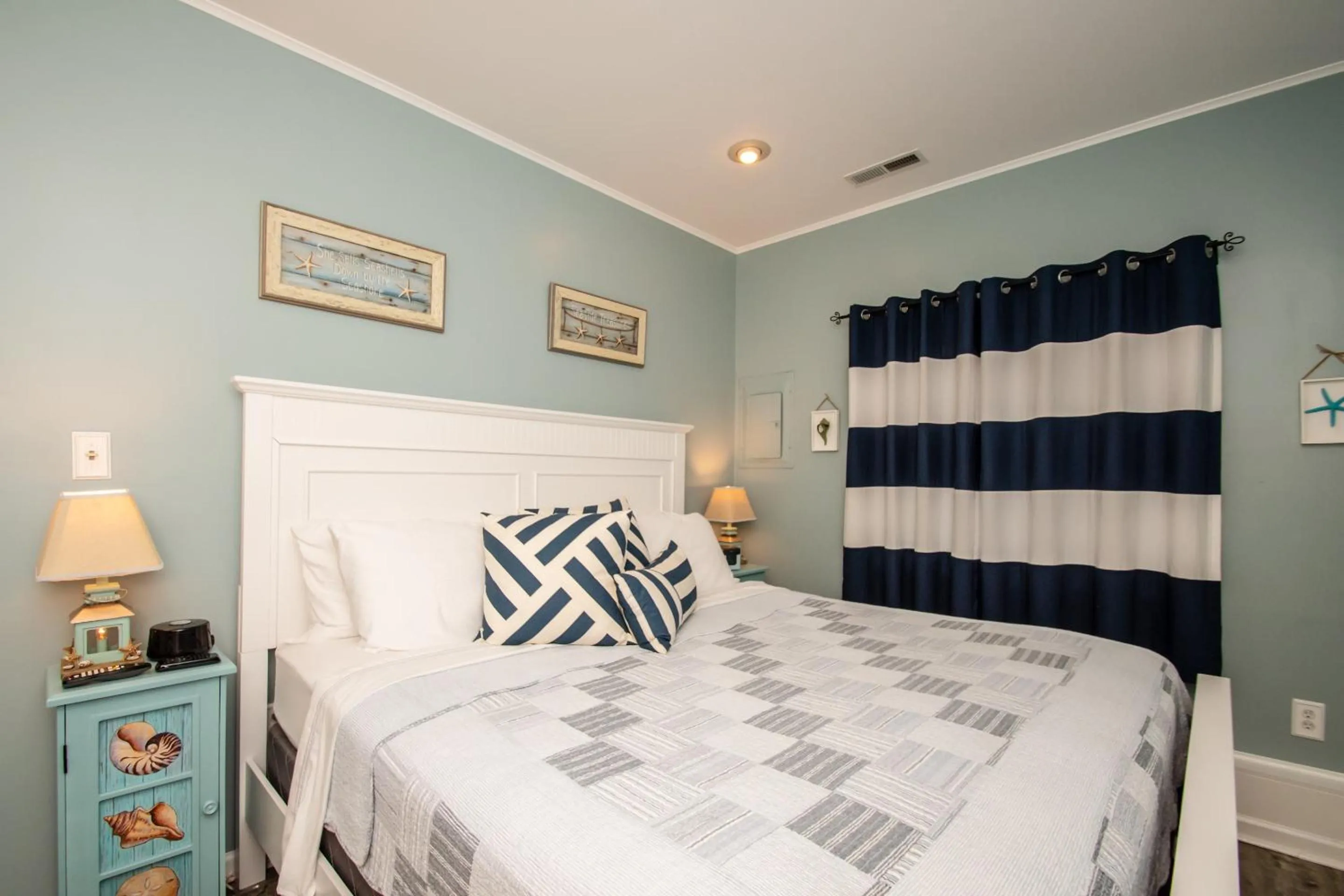 Property building, Bed in The Homestead B&B