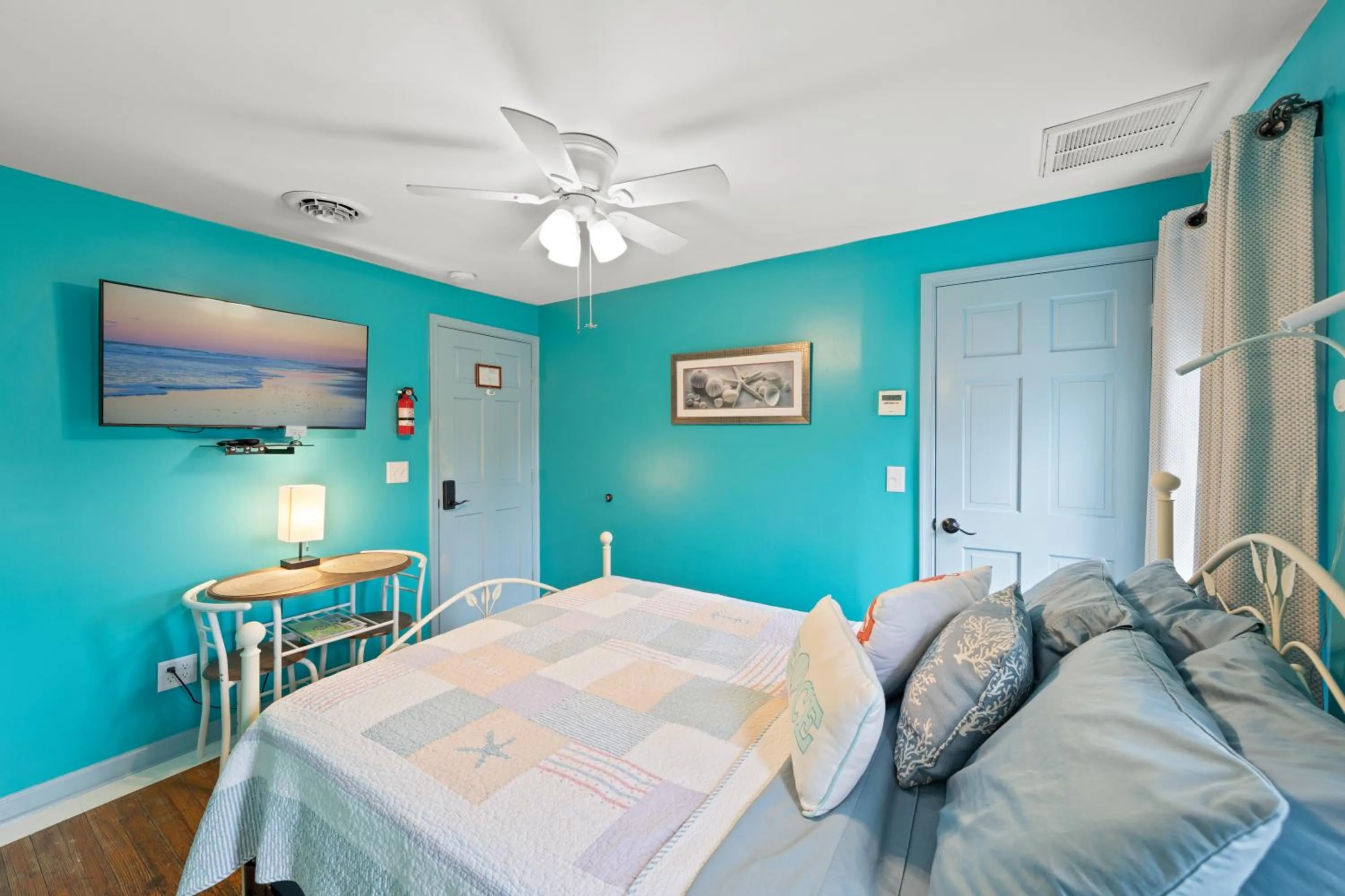 Property building, Bed in The Homestead B&B