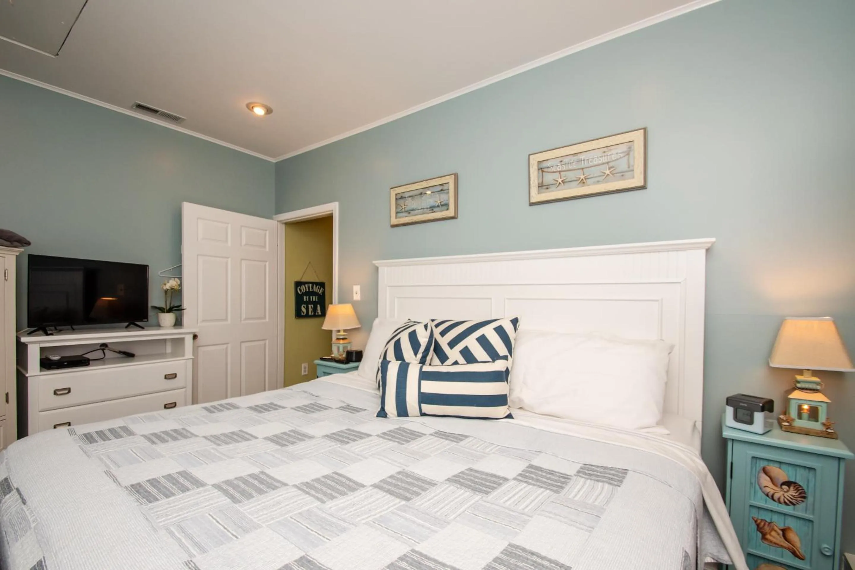 Property building, Bed in The Homestead B&B