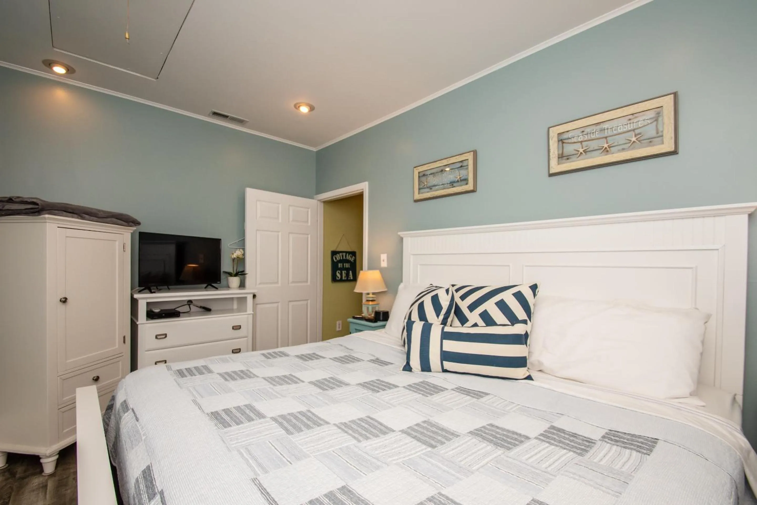 Property building, Bed in The Homestead B&B