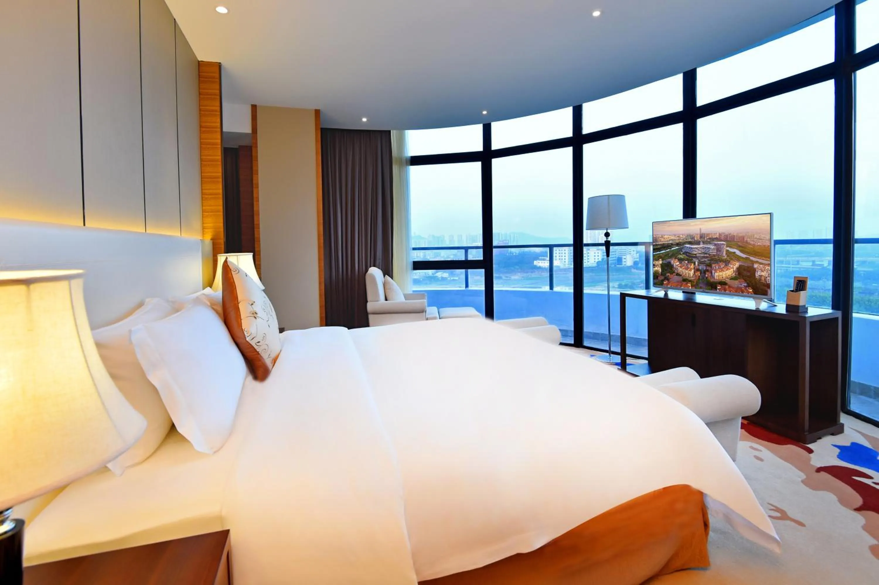 Photo of the whole room, Bed in Grand Skylight International Hotel Huizhou