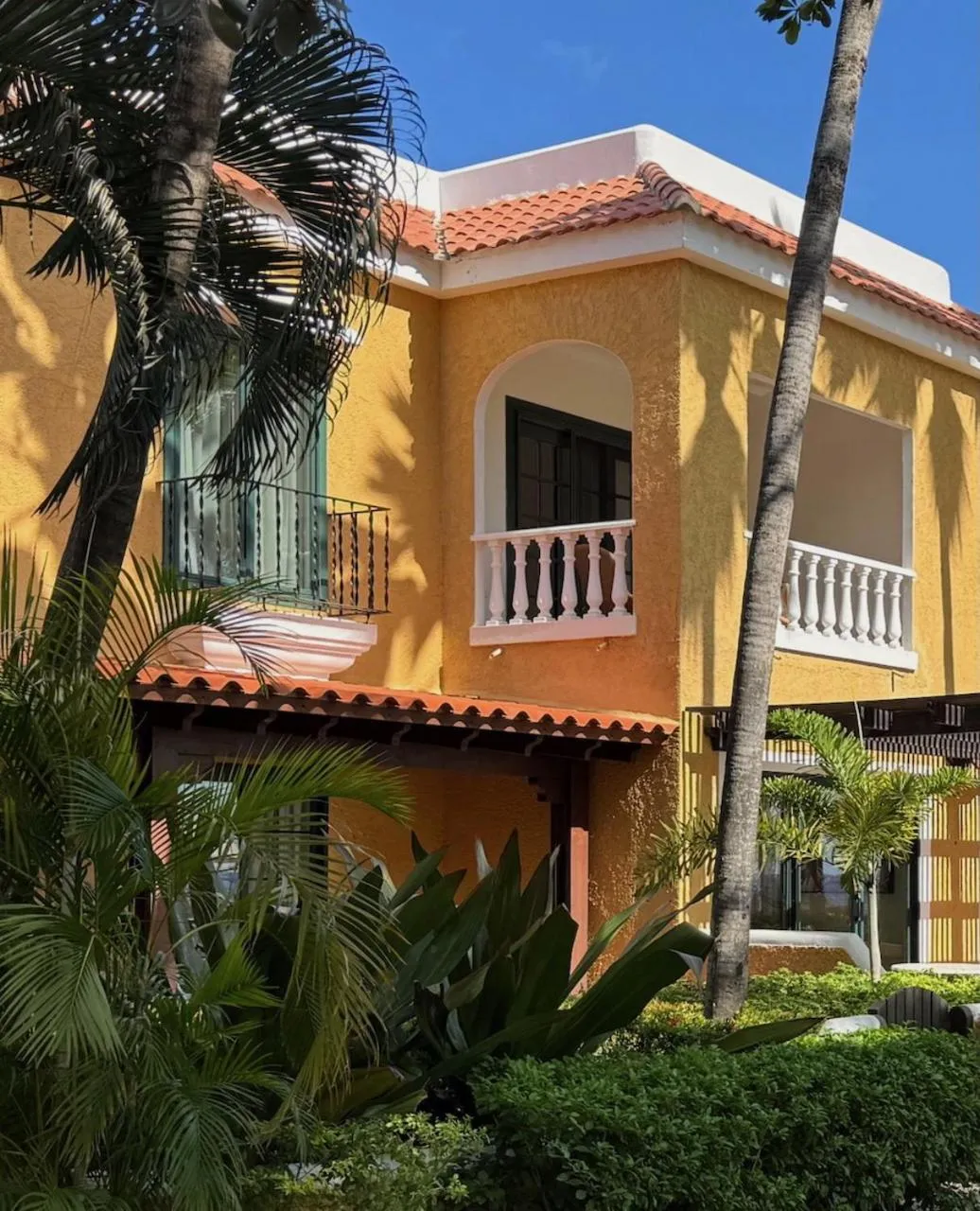 Property building in Harbour Village Beach Club