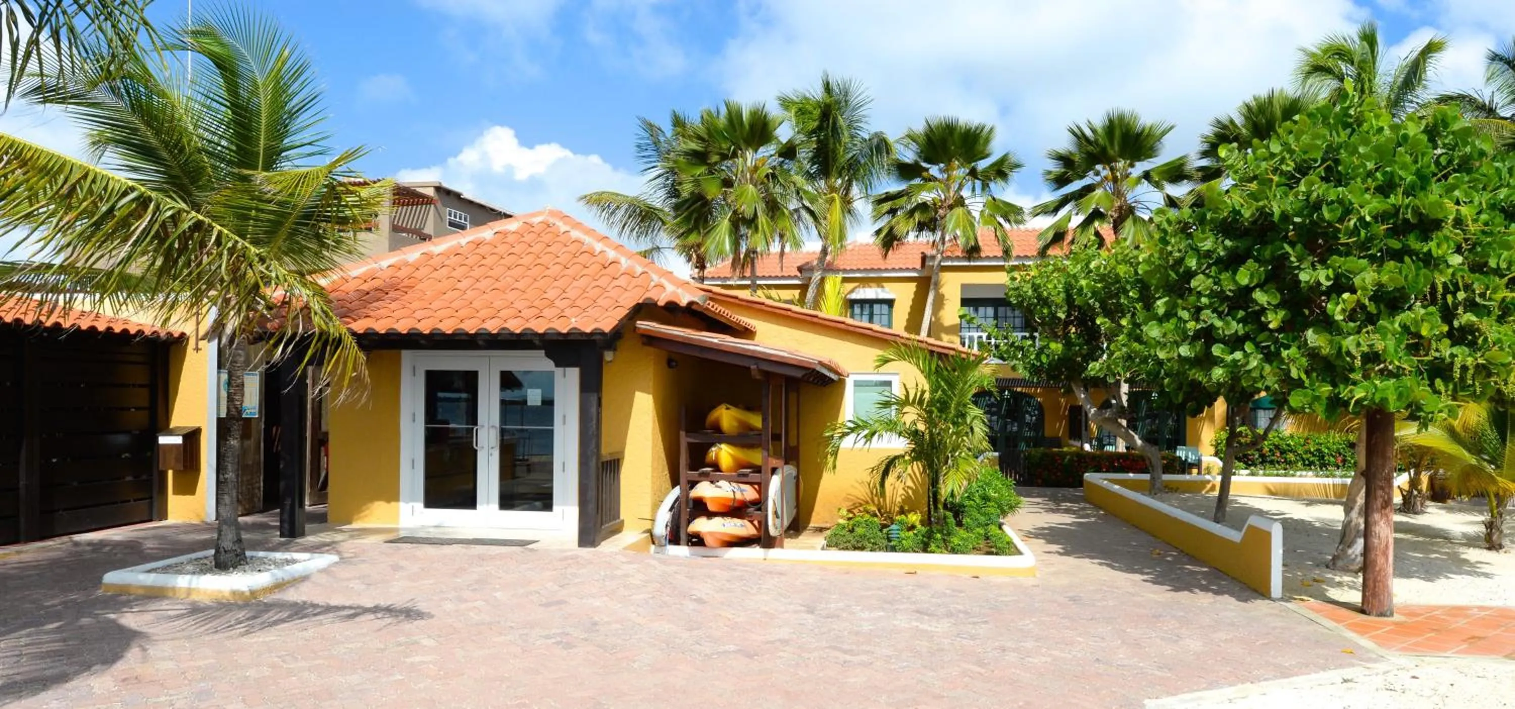 Property building in Harbour Village Beach Club