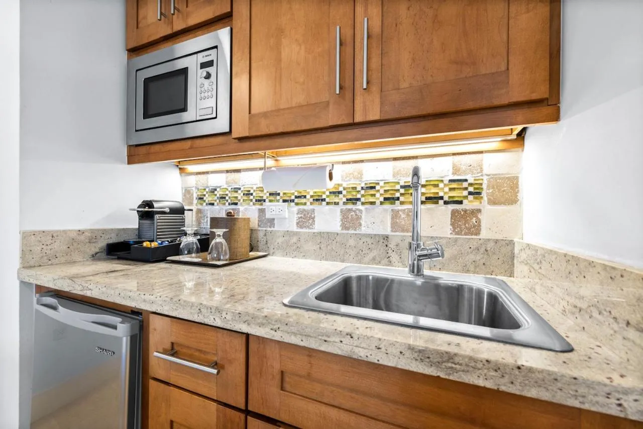 Kitchen or kitchenette in Harbour Village Beach Club