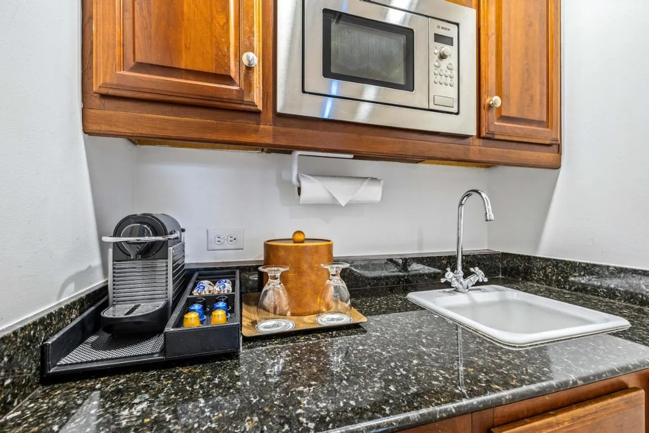 Kitchen or kitchenette in Harbour Village Beach Club