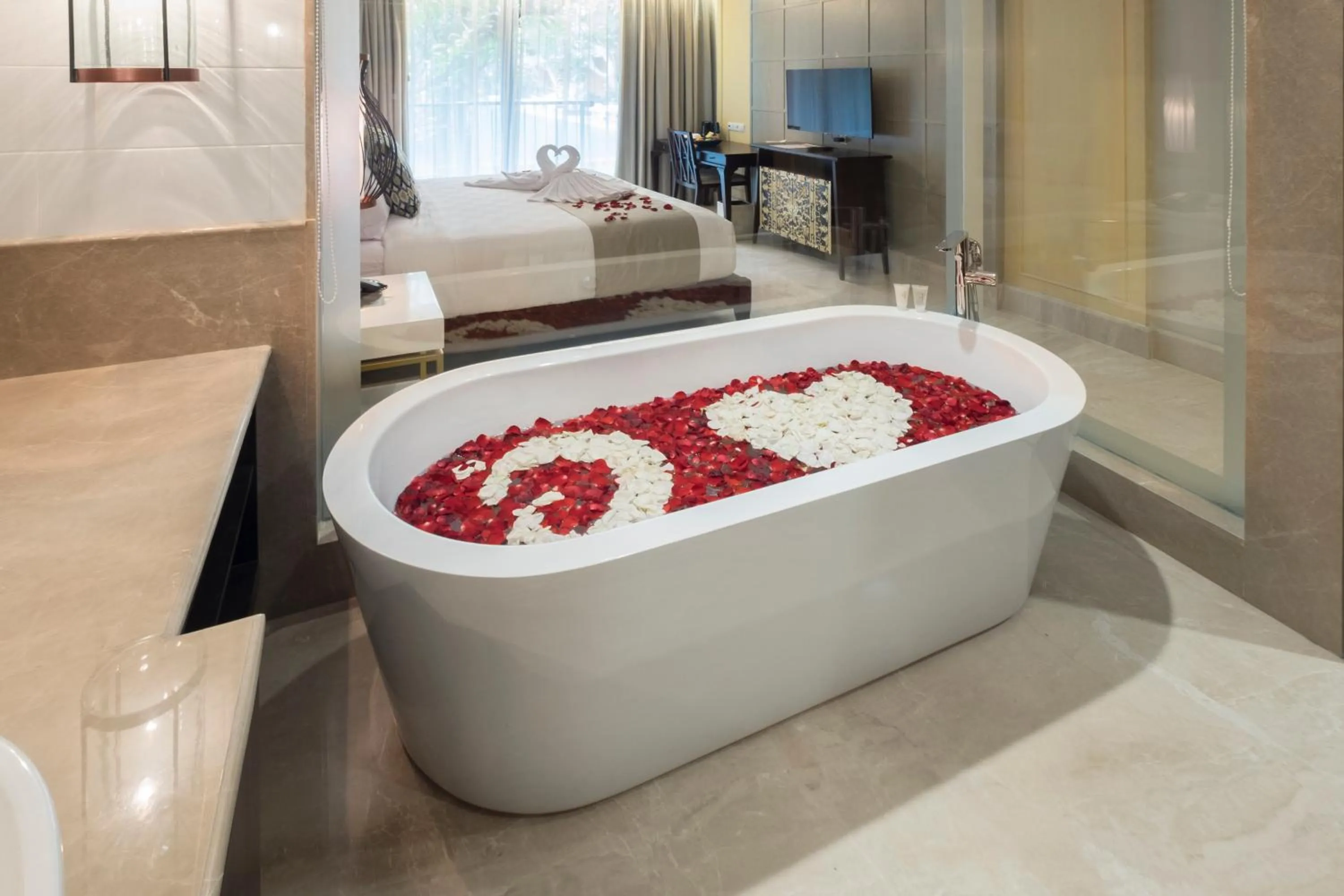 Bathroom, Bed in Jambuluwuk Oceano Seminyak Hotel