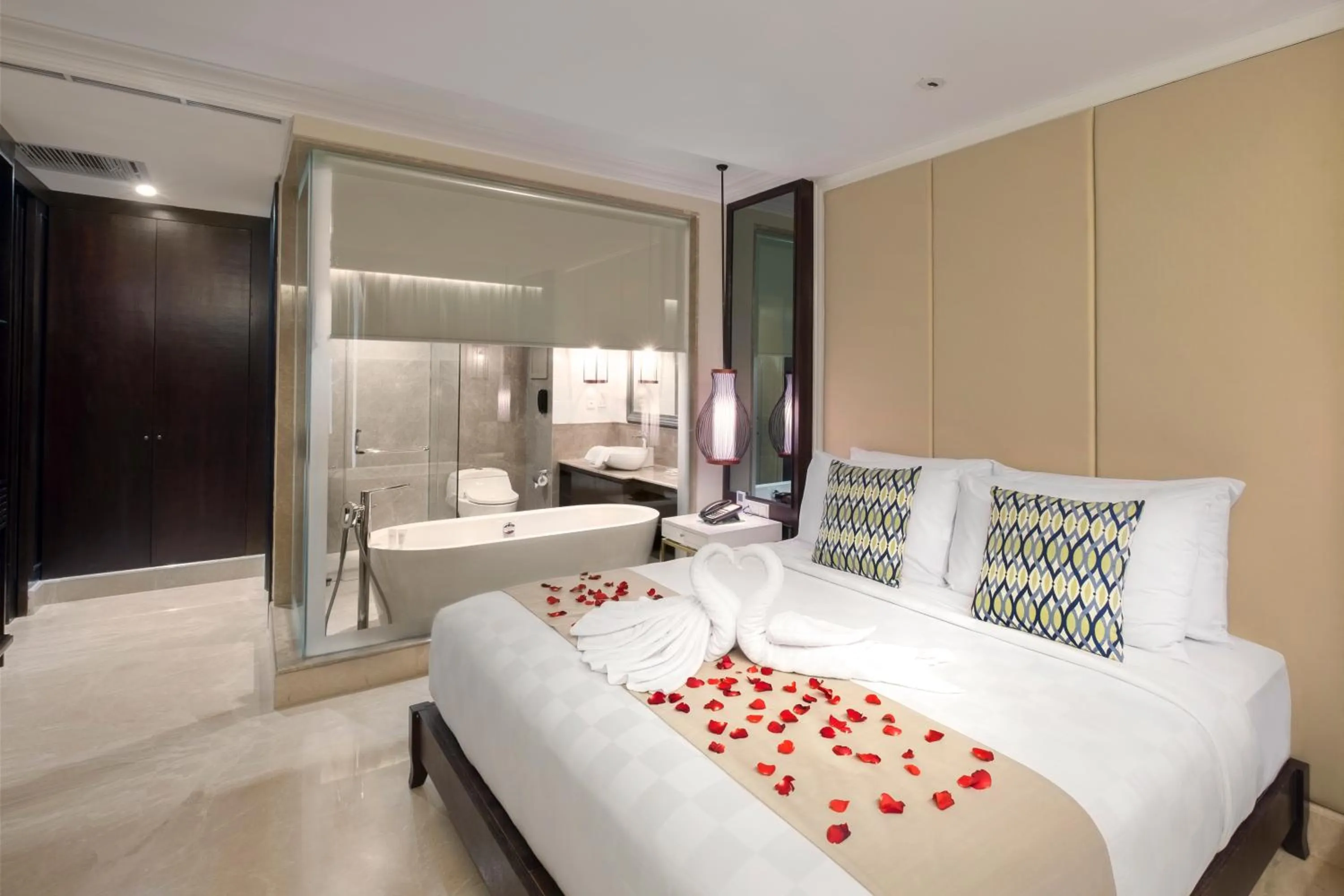 Bedroom, Bed in Jambuluwuk Oceano Seminyak Hotel