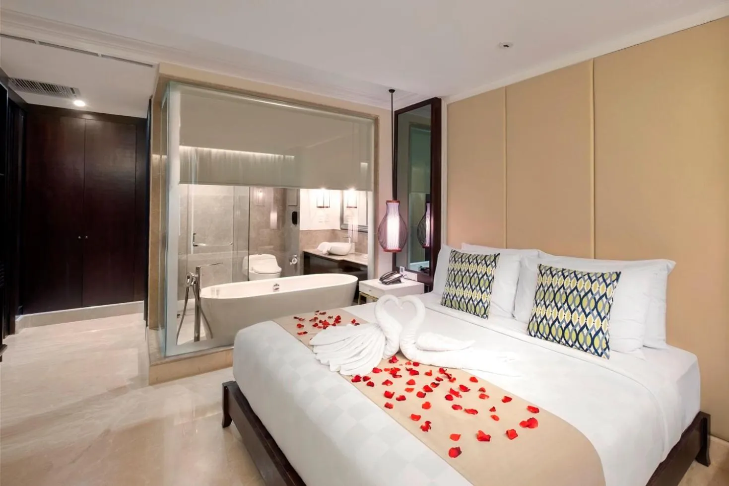 Bathroom, Bed in Jambuluwuk Oceano Seminyak Hotel