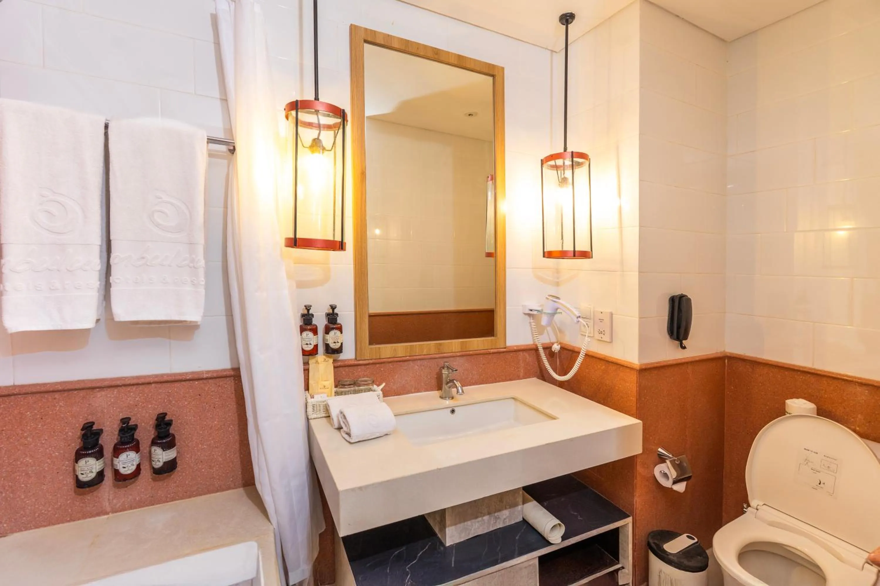 Bathroom in Jambuluwuk Oceano Seminyak Hotel