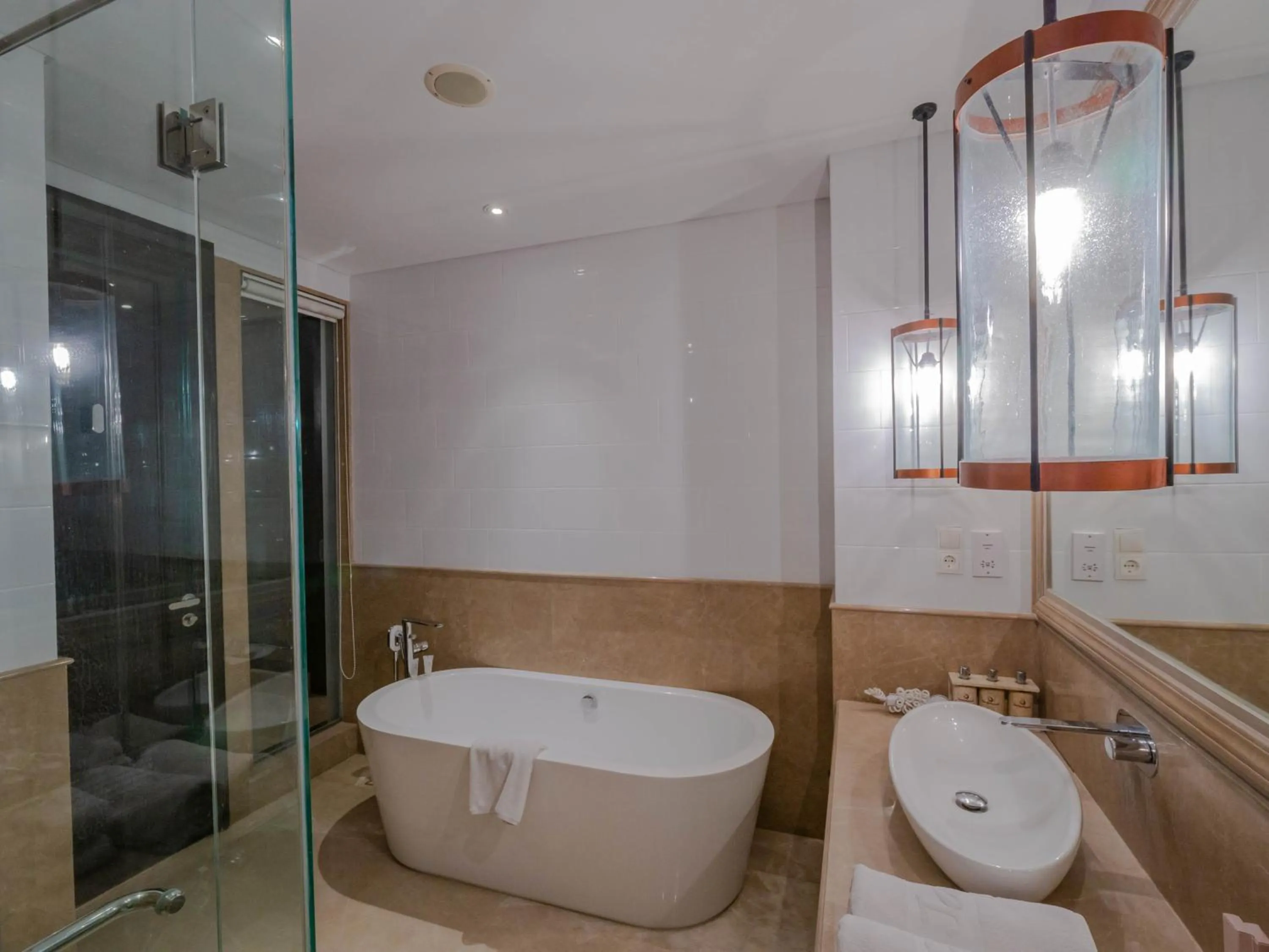 Bathroom in Jambuluwuk Oceano Seminyak Hotel