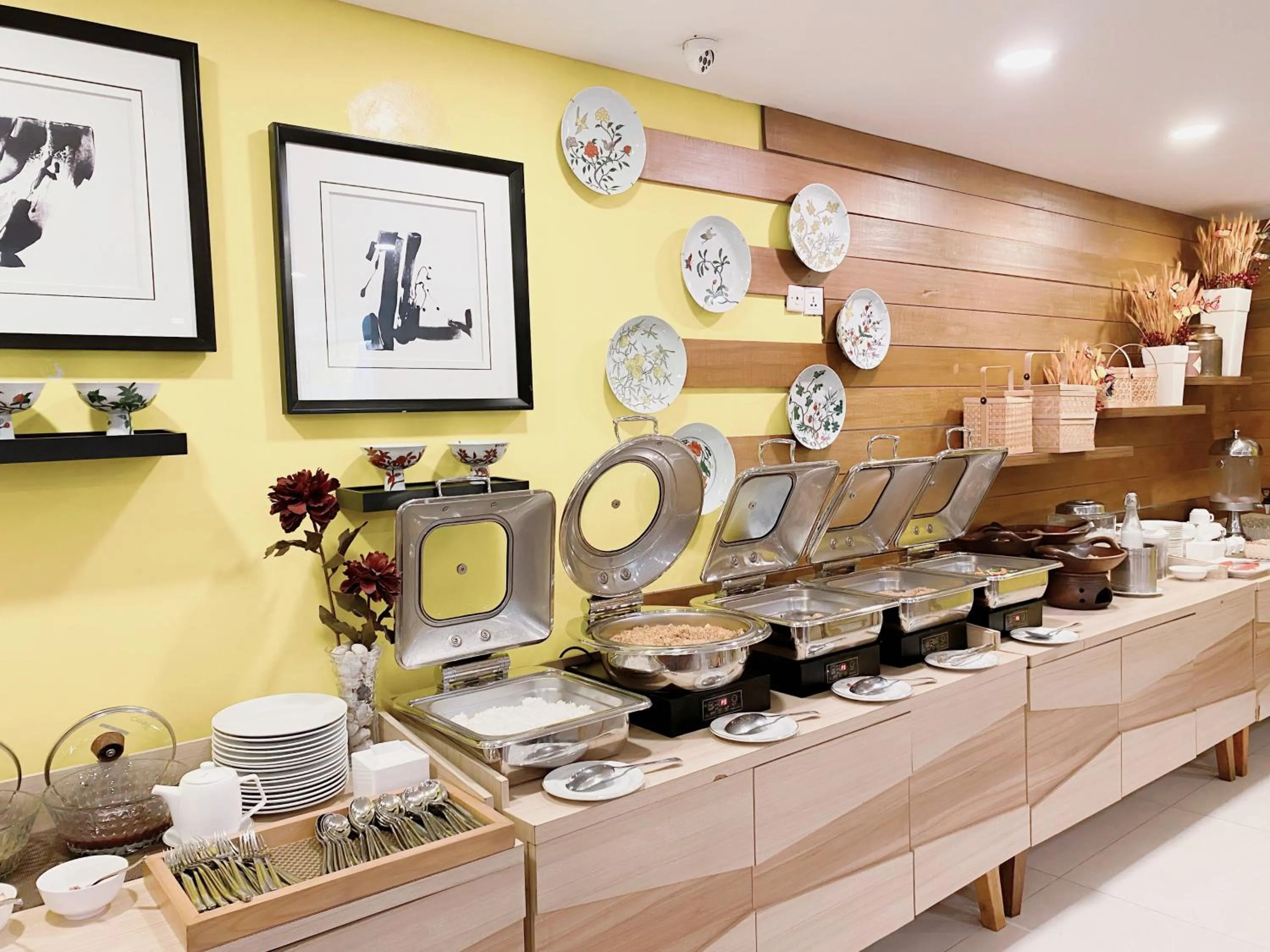 Restaurant/places to eat in Verse Lite Hotel Gajah Mada